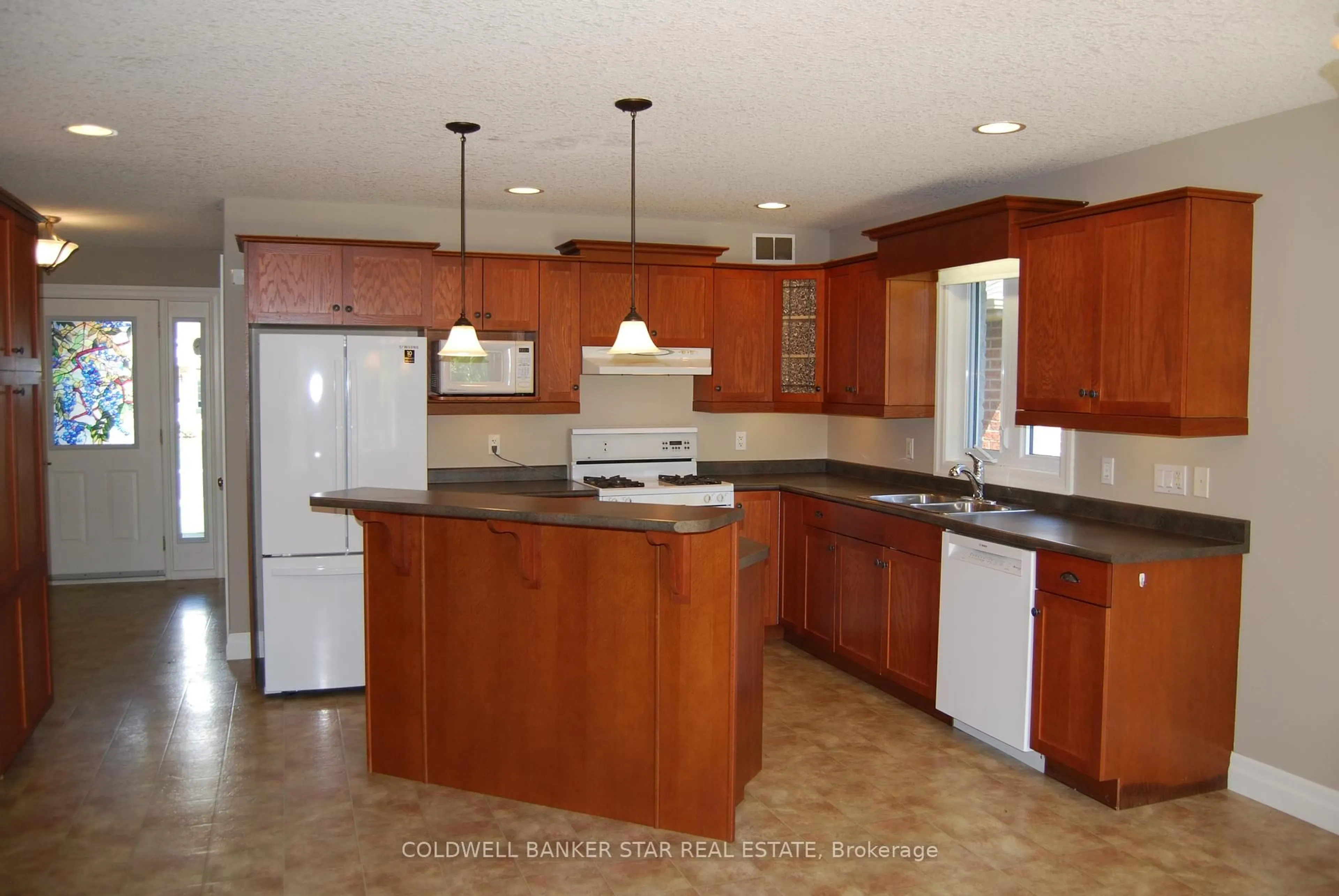 Open concept kitchen, ceramic/tile floor for 54 Treadwell St, Aylmer Ontario N5H 3J5