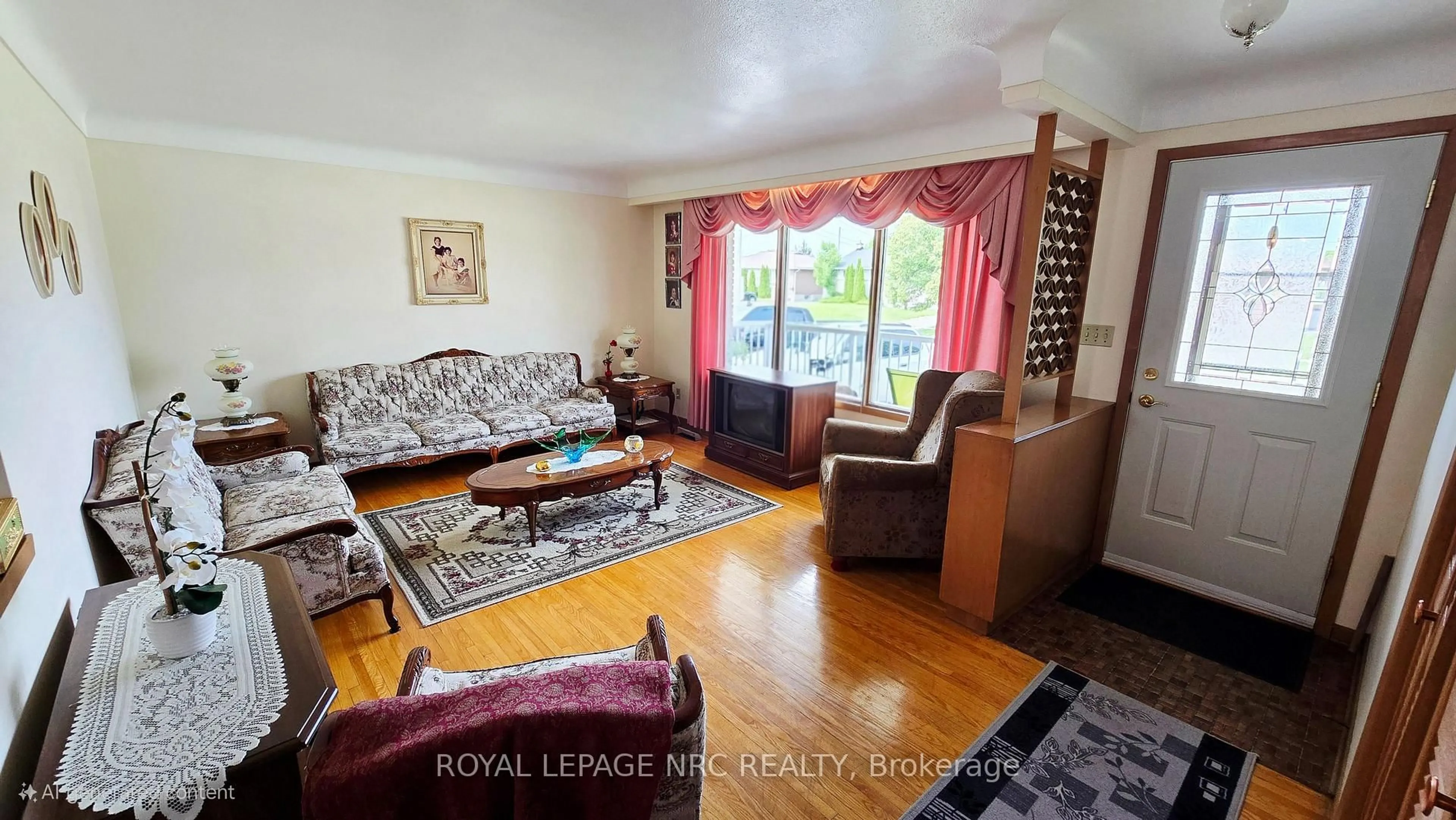 Living room with furniture, wood/laminate floor for 122 Wellington St, Welland Ontario L3B 1B3