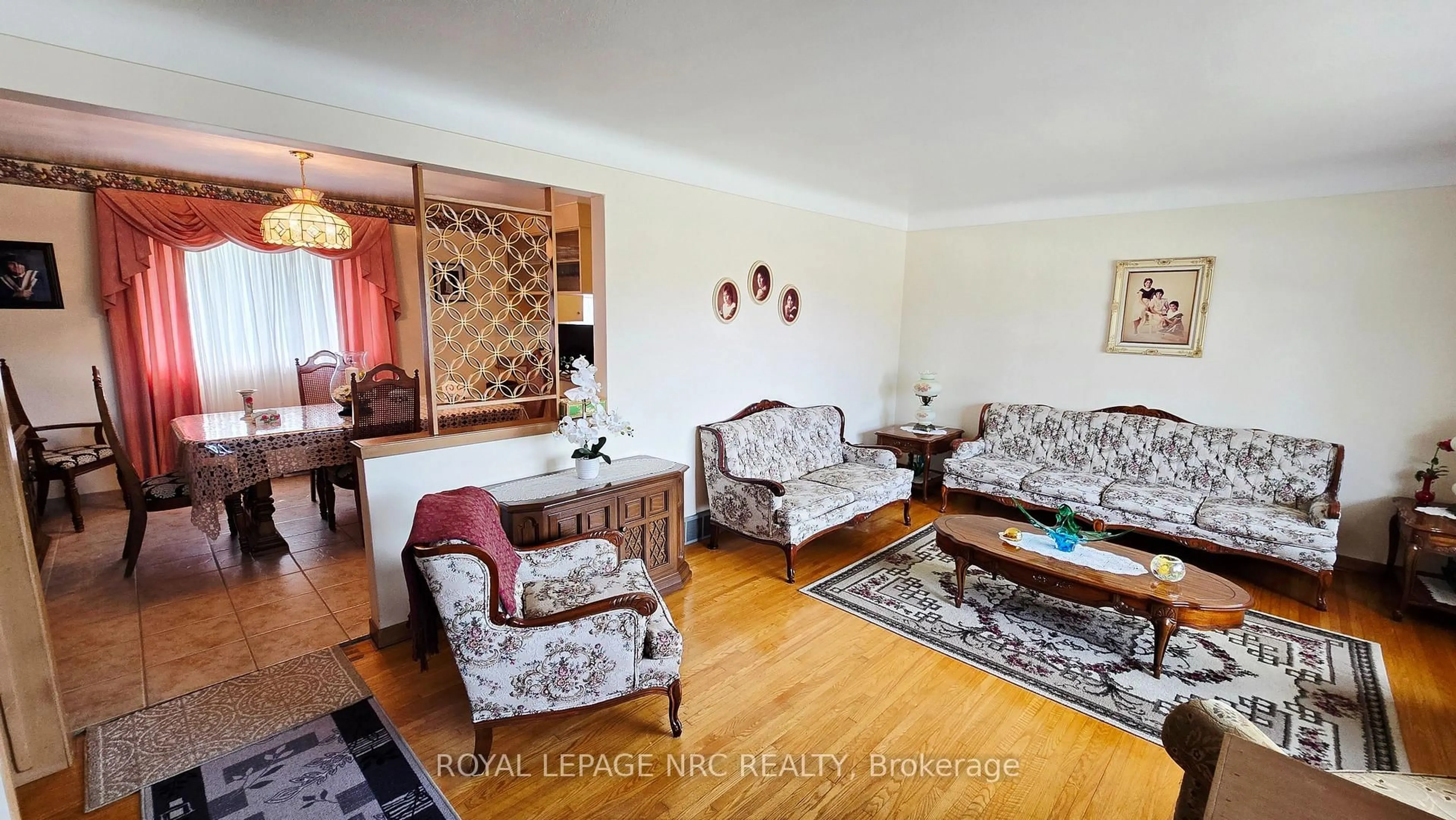 Living room with furniture, wood/laminate floor for 122 Wellington St, Welland Ontario L3B 1B3