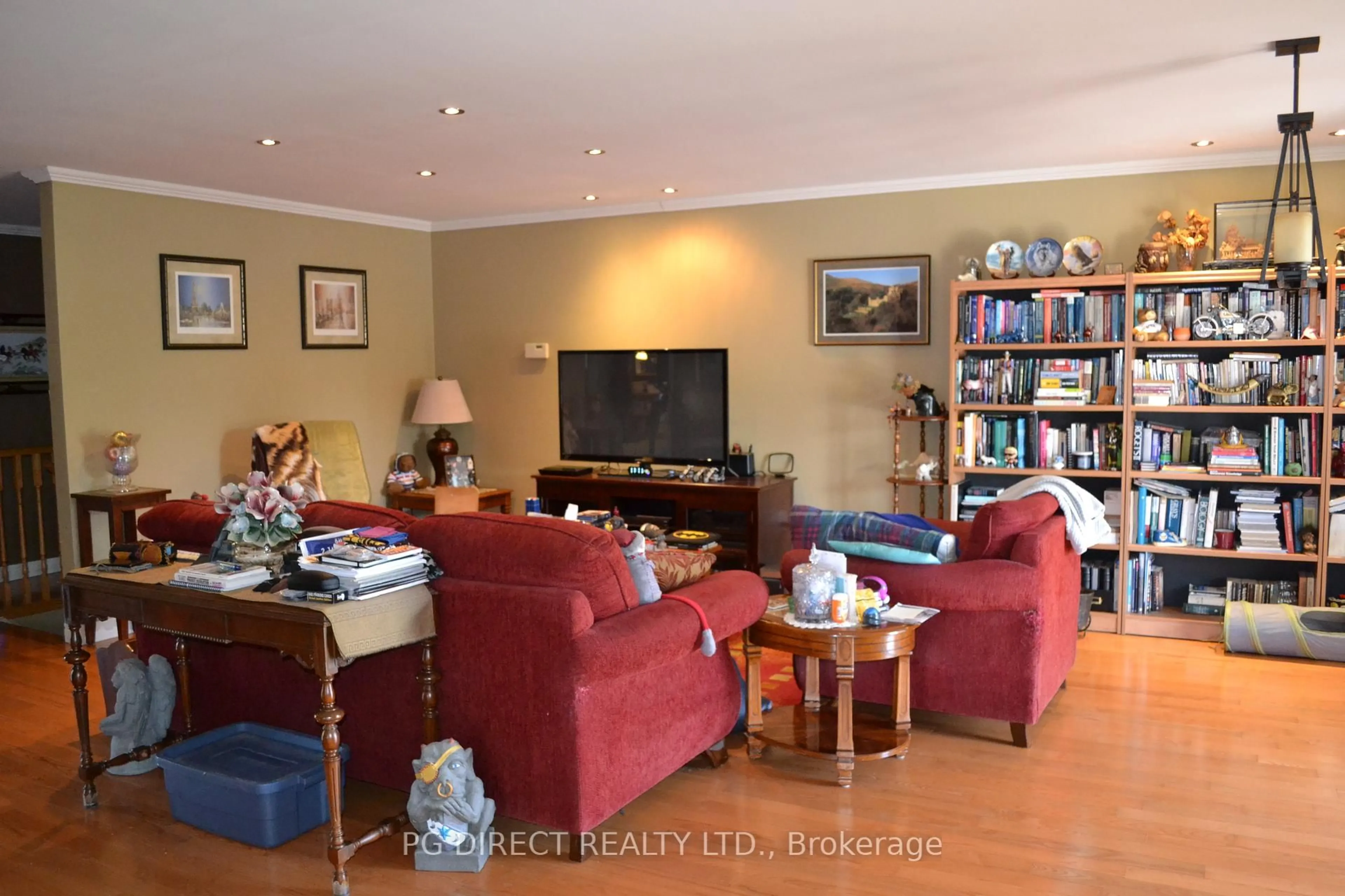 Living room with furniture, wood/laminate floor for 270 Pinecreek Cres, Callander Ontario P0H 1H0
