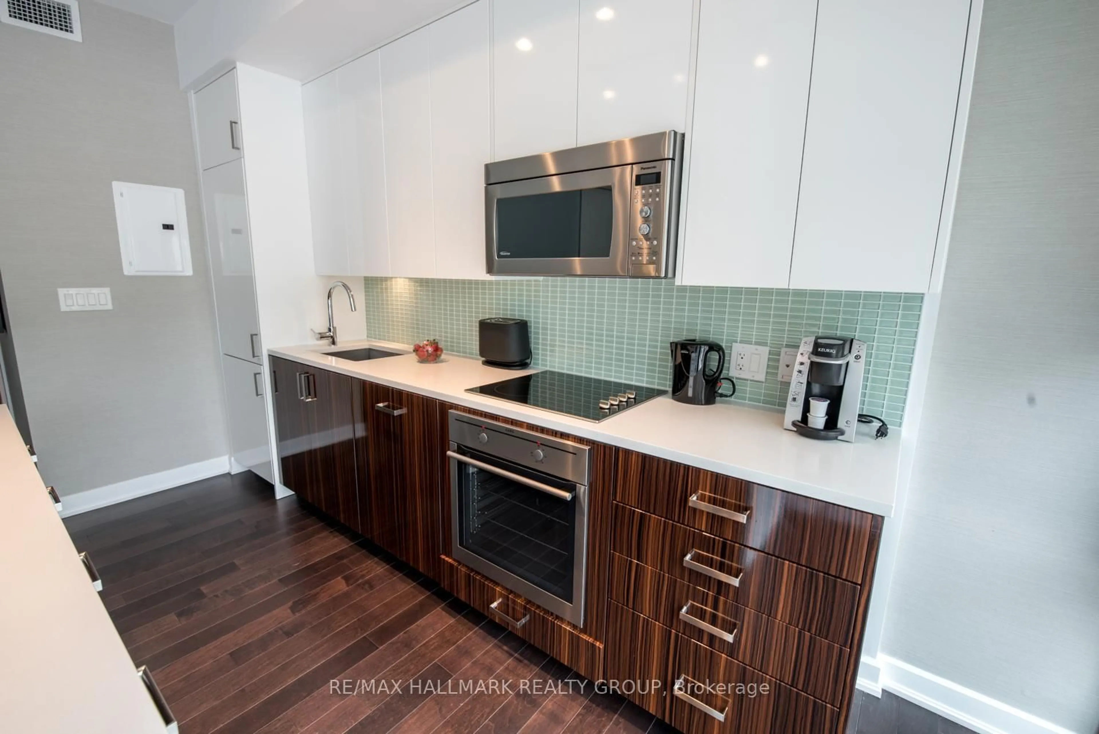 Contemporary kitchen, wood/laminate floor for 300 Lisgar St #213, Ottawa Ontario K2P 0E2