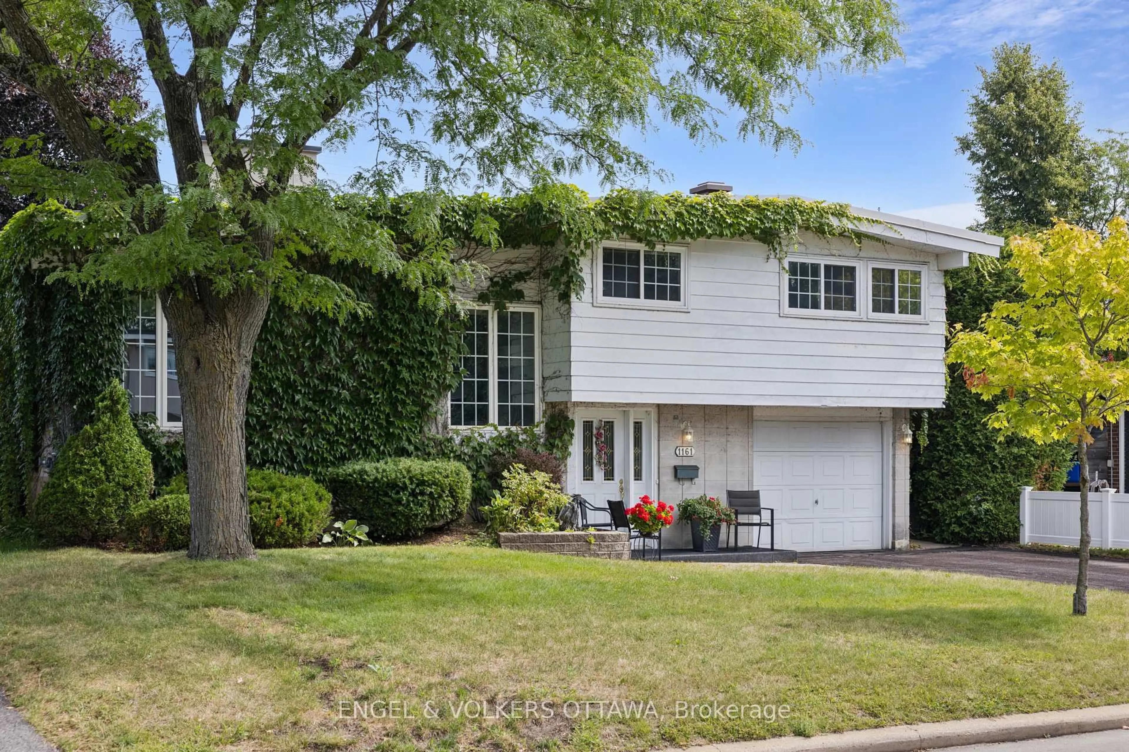 Home with vinyl exterior material, street for 1161 Cameo Dr, Ottawa Ontario K2C 1Y6