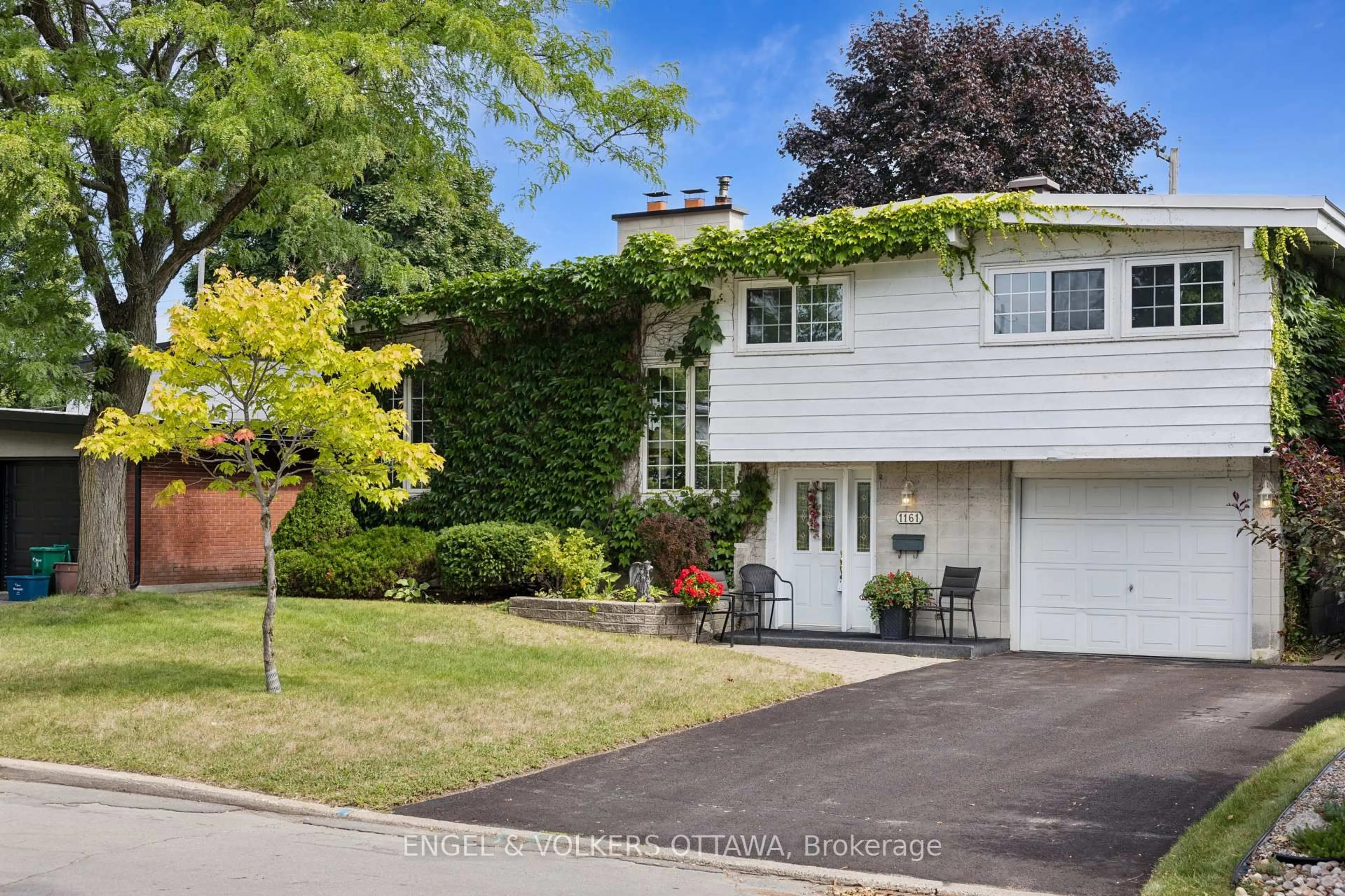 Home with vinyl exterior material, street for 1161 Cameo Dr, Ottawa Ontario K2C 1Y6