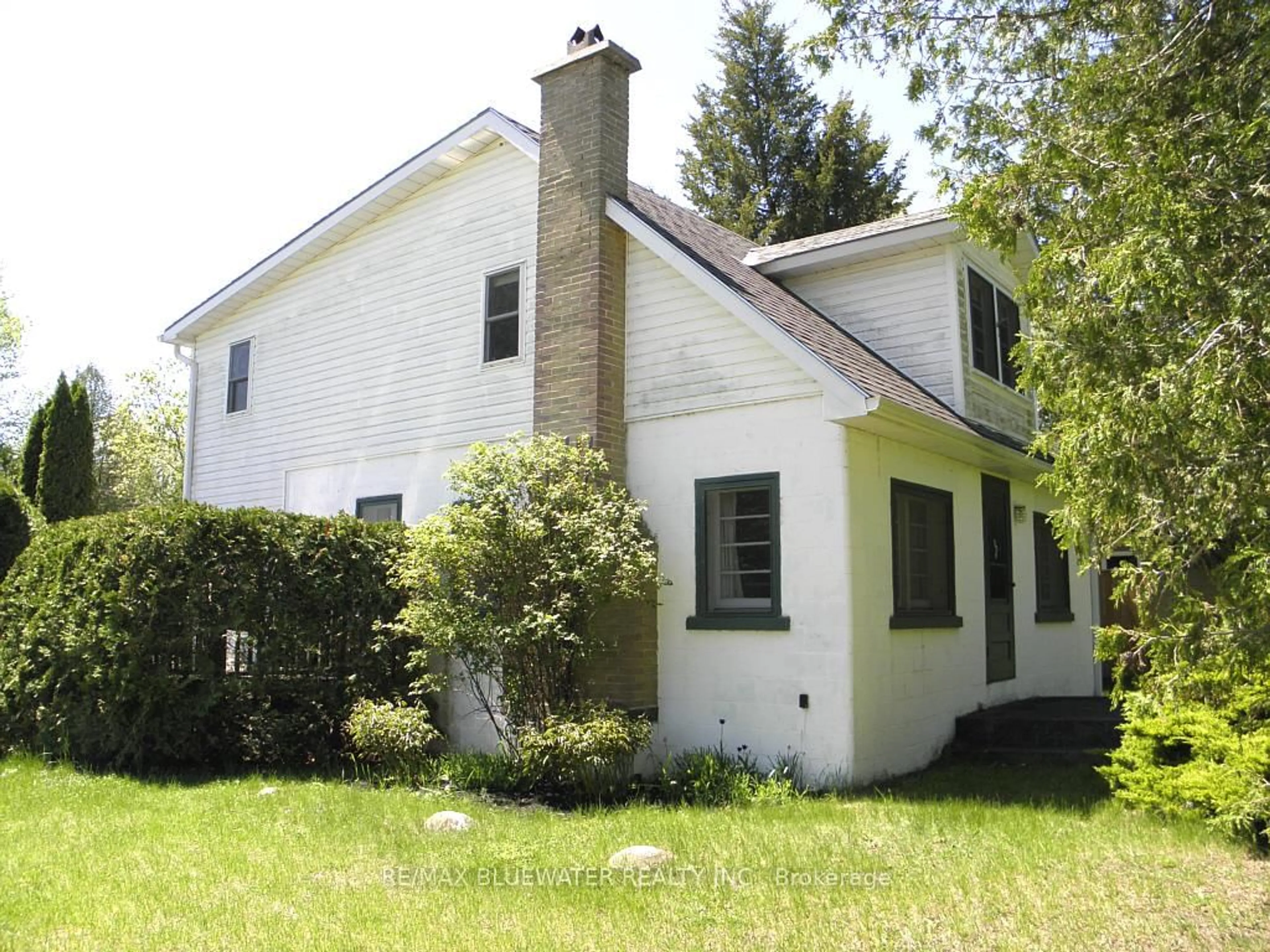 Home with vinyl exterior material, building for 6493 West Parkway Dr, Lambton Shores Ontario N0N 1J2