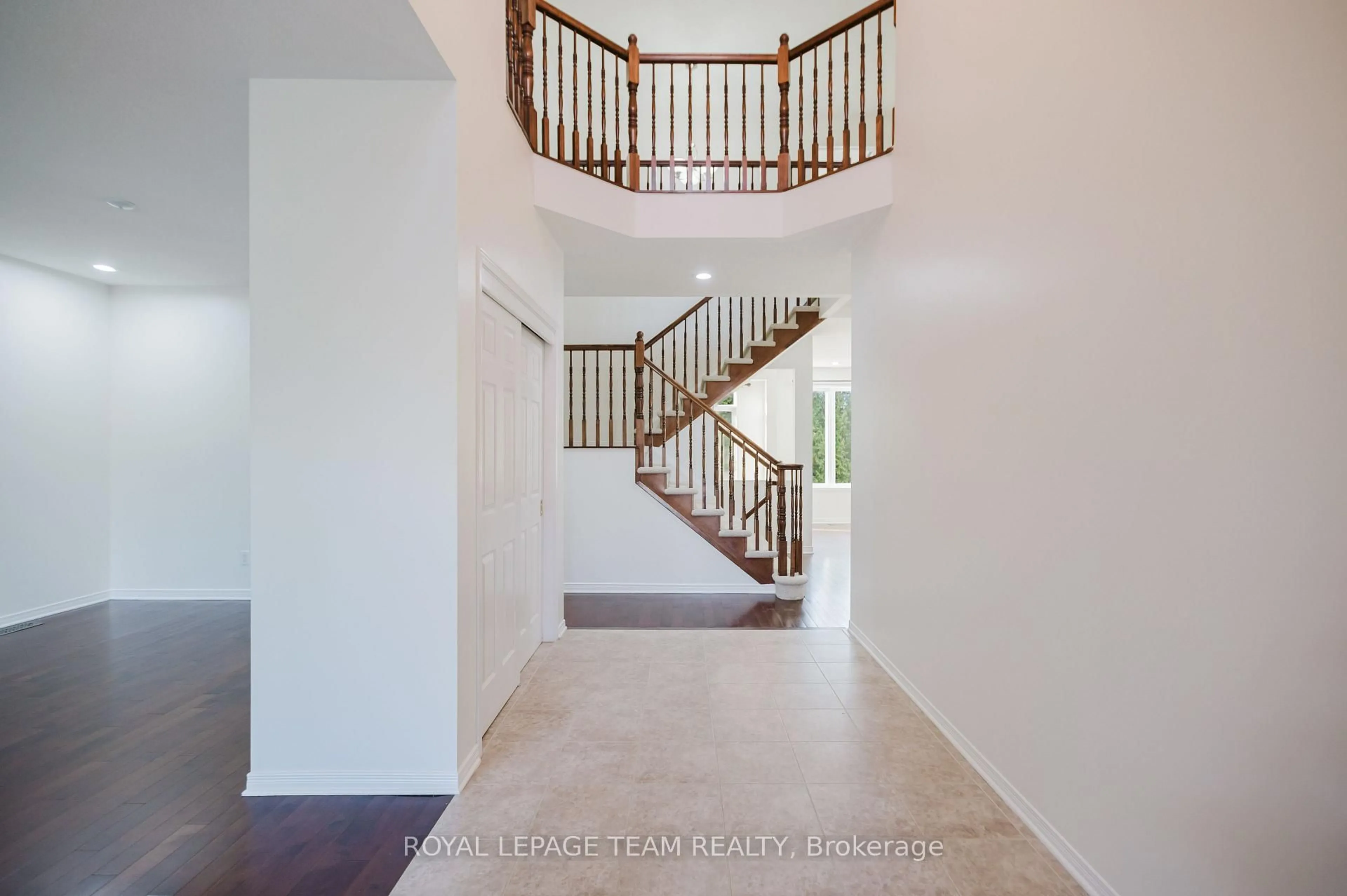 Indoor foyer for 705 Clearbrook Dr, Ottawa Ontario K2J 5P1