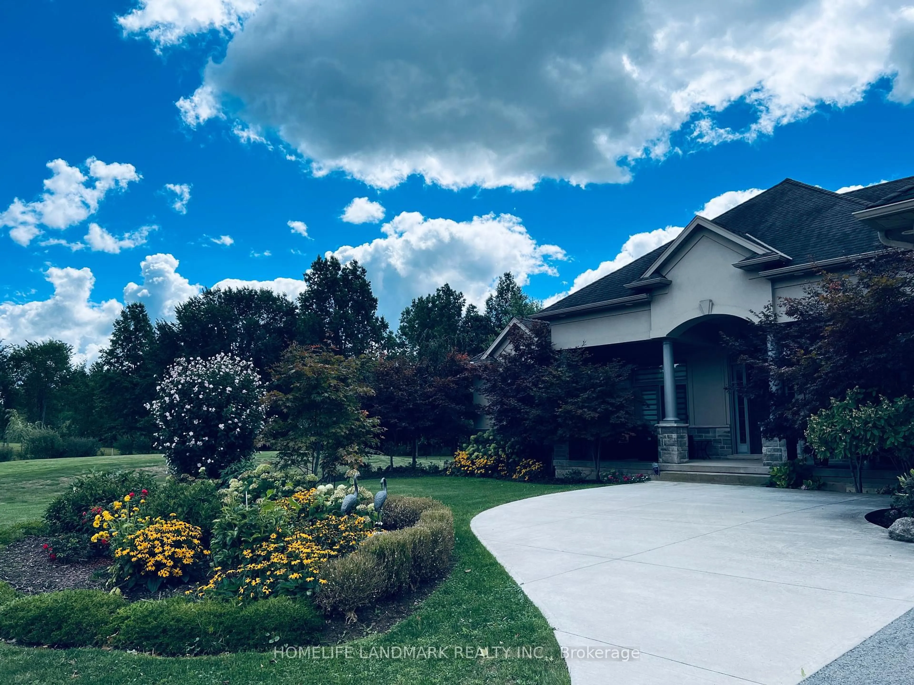 A pic from outside/outdoor area/front of a property/back of a property/a pic from drone, mountain view for 3308 Avery Blvd, Niagara Falls Ontario L2G 0J9