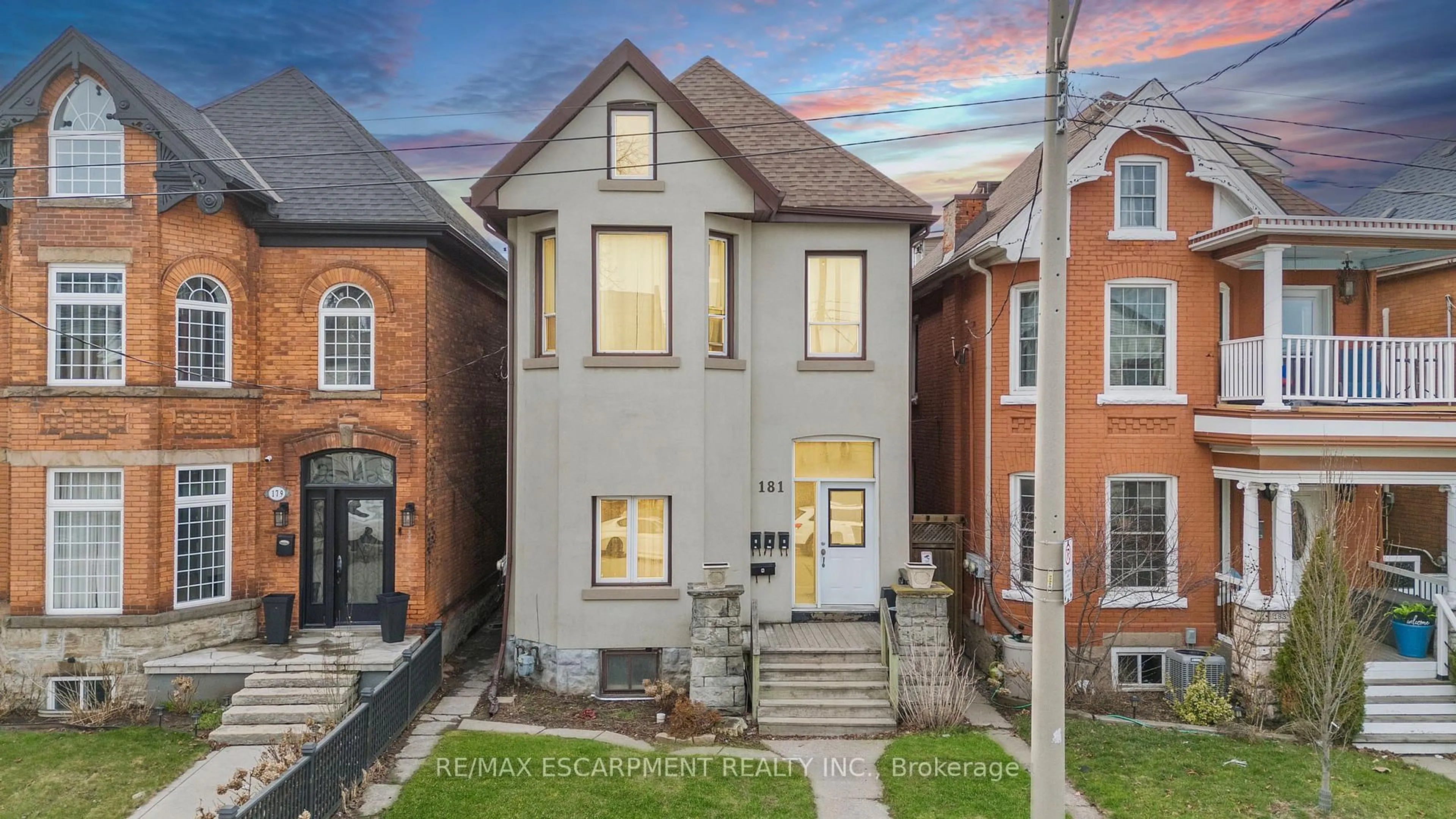 Home with brick exterior material, street for 181 West Ave, Hamilton Ontario L8L 5C7