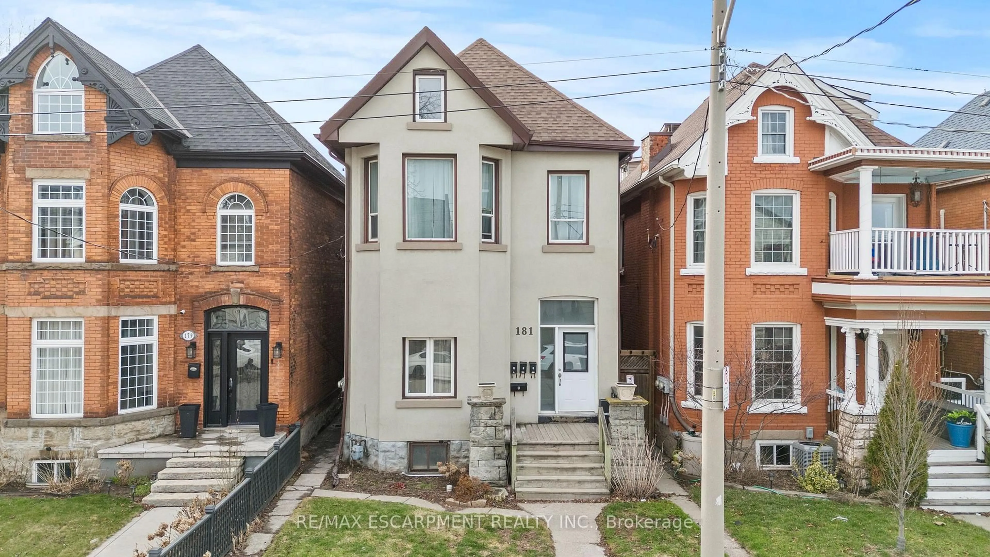 Home with brick exterior material, street for 181 West Ave, Hamilton Ontario L8L 5C7