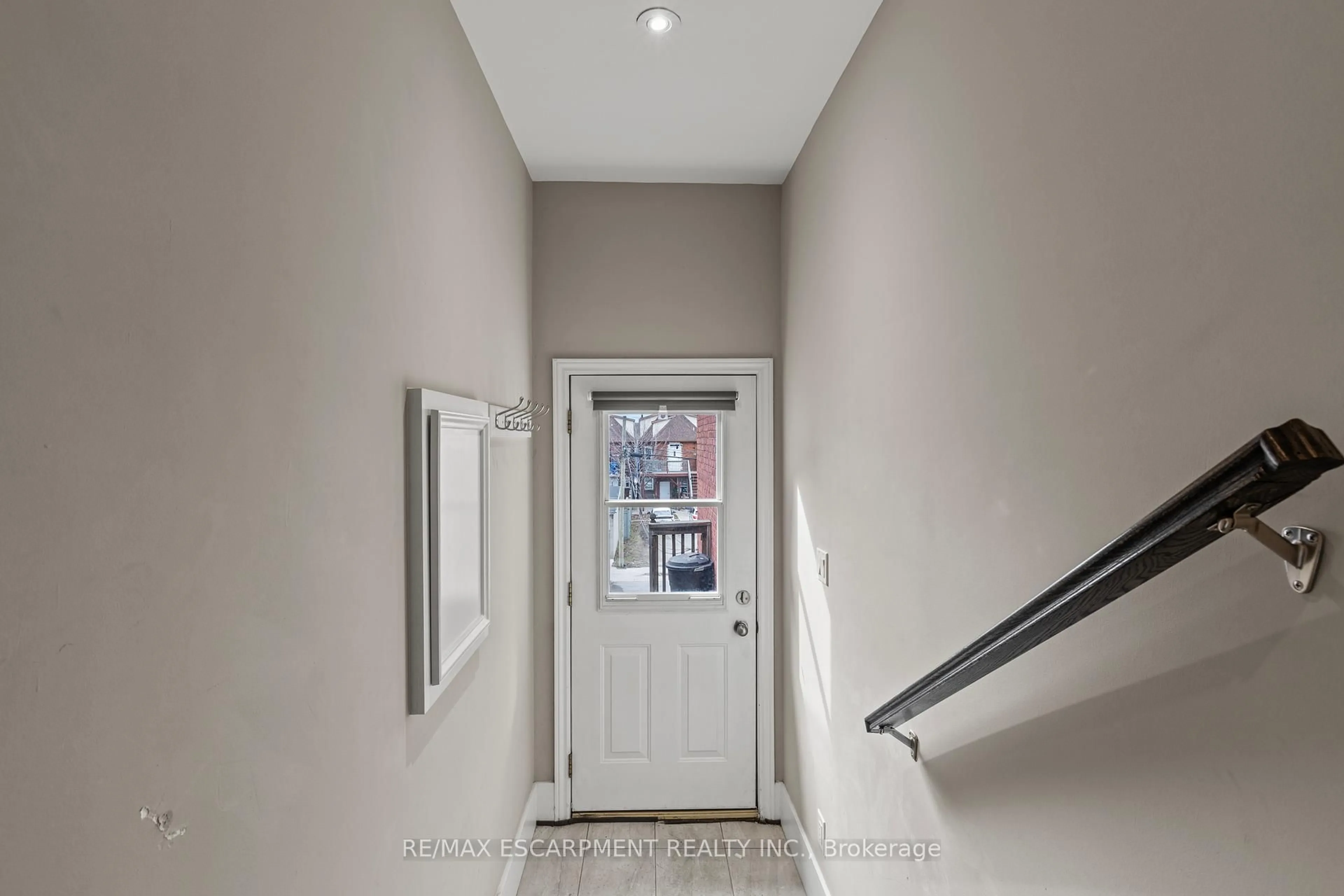 Indoor entryway for 181 West Ave, Hamilton Ontario L8L 5C7