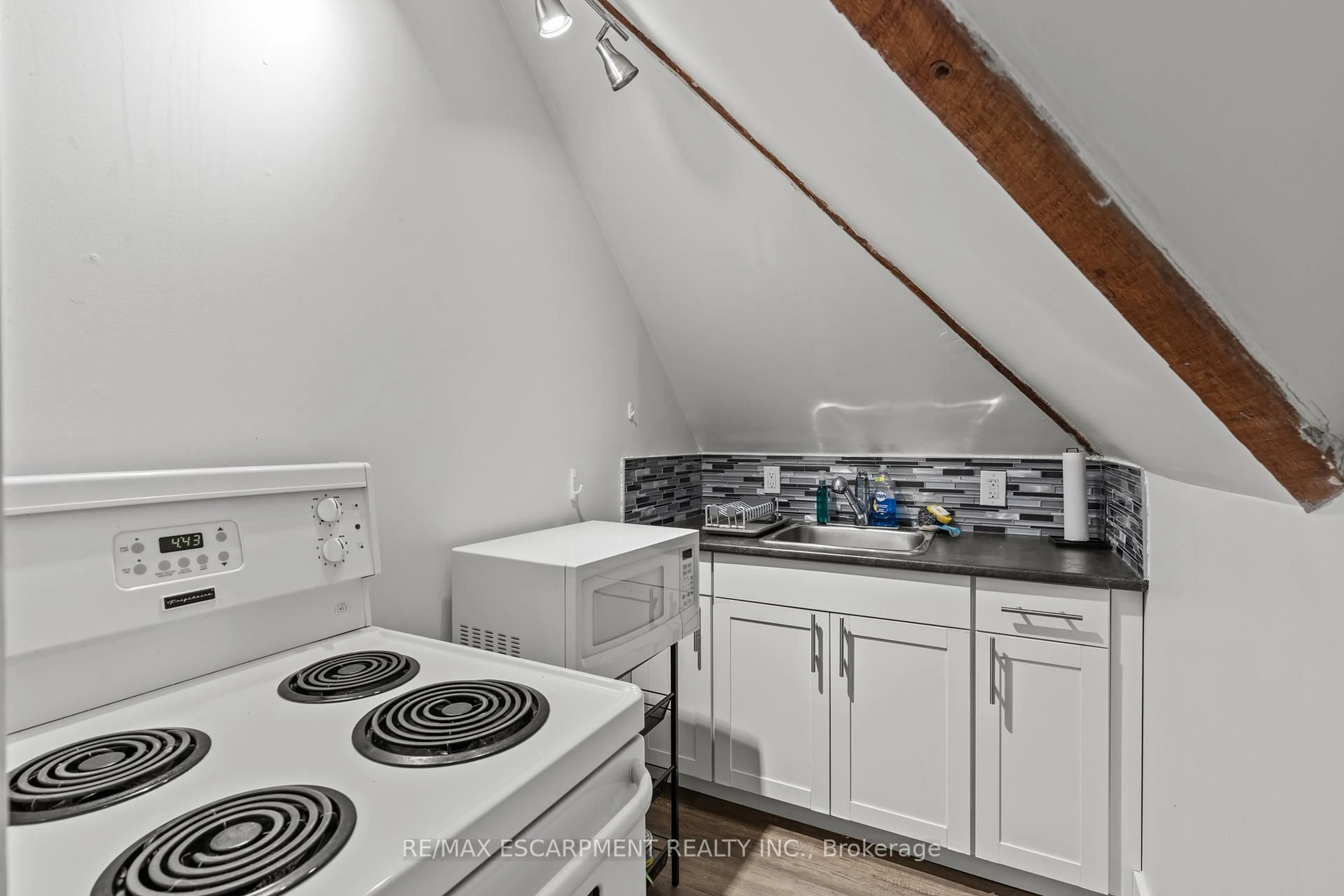 Laundry room for 181 West Ave, Hamilton Ontario L8L 5C7
