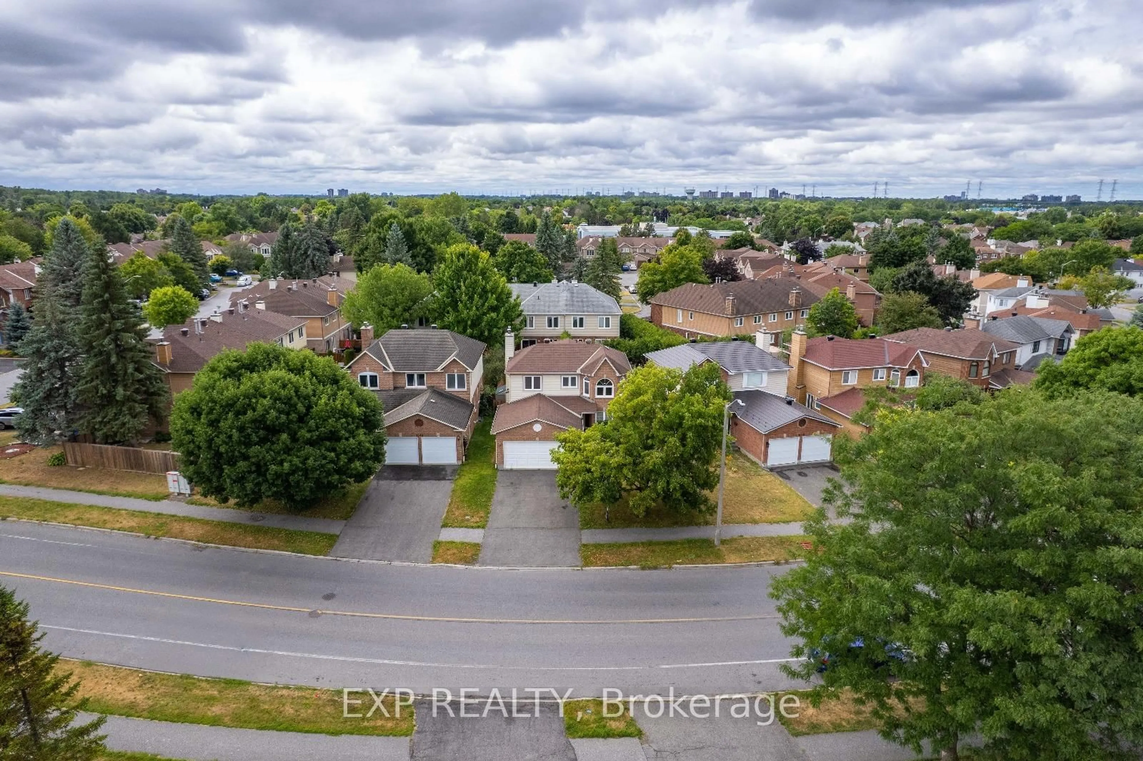 A pic from outside/outdoor area/front of a property/back of a property/a pic from drone, street for 1642 Blohm Dr, Ottawa Ontario K1G 5S4
