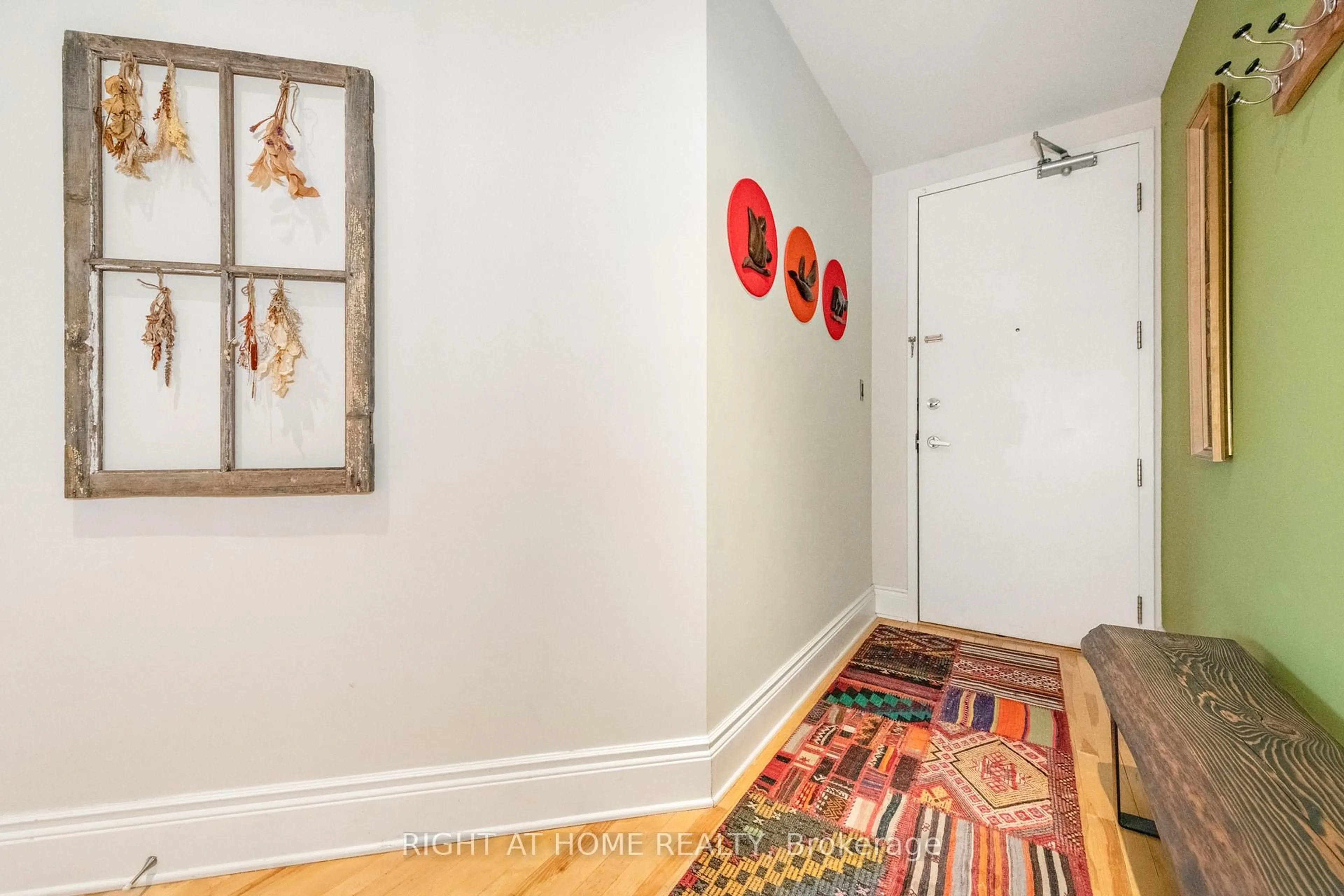 Indoor entryway for 364 COOPER St #504, Ottawa Ontario K2P 2P3