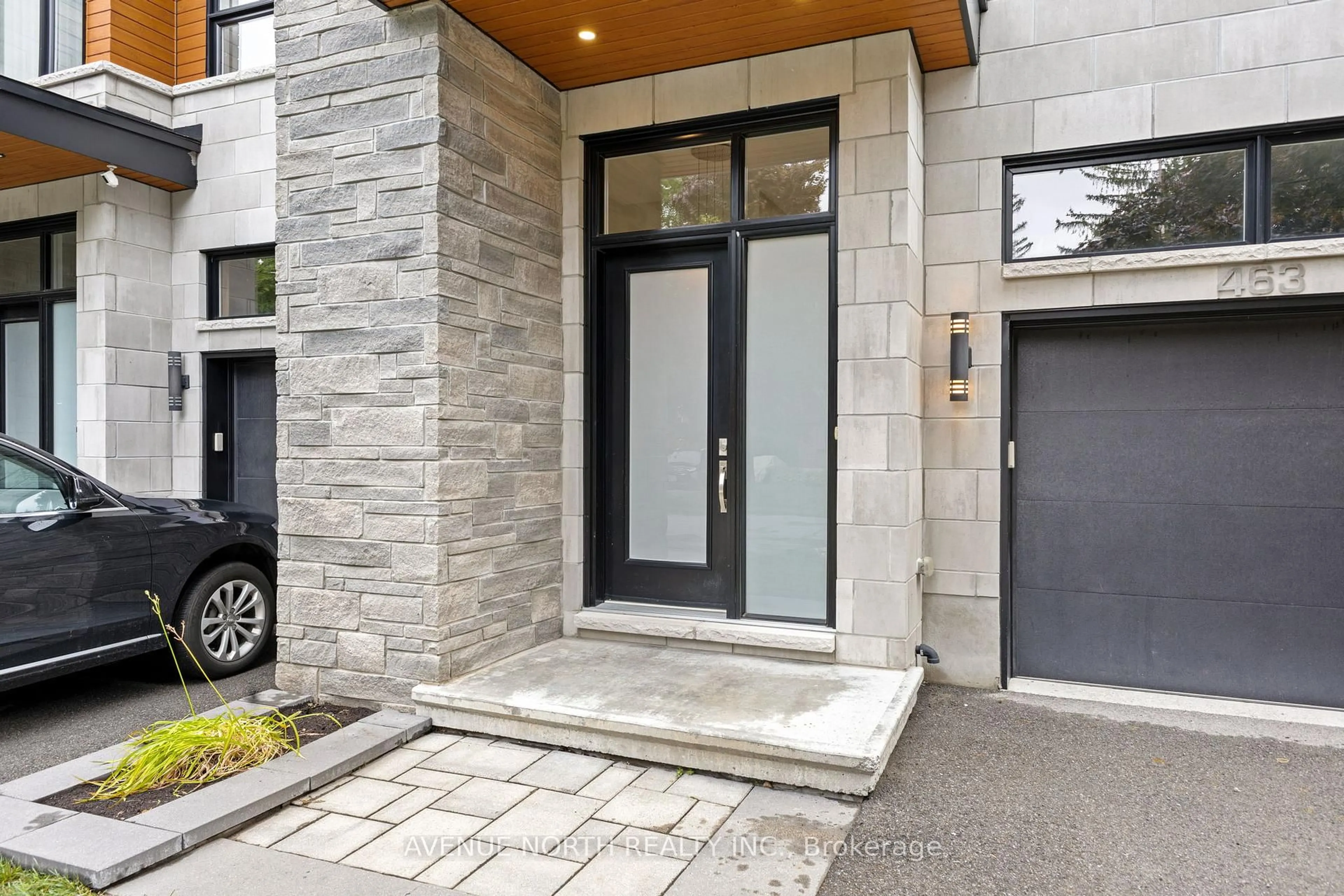 Indoor entryway for 463 Dawson Ave, Ottawa Ontario K1Z 5V6