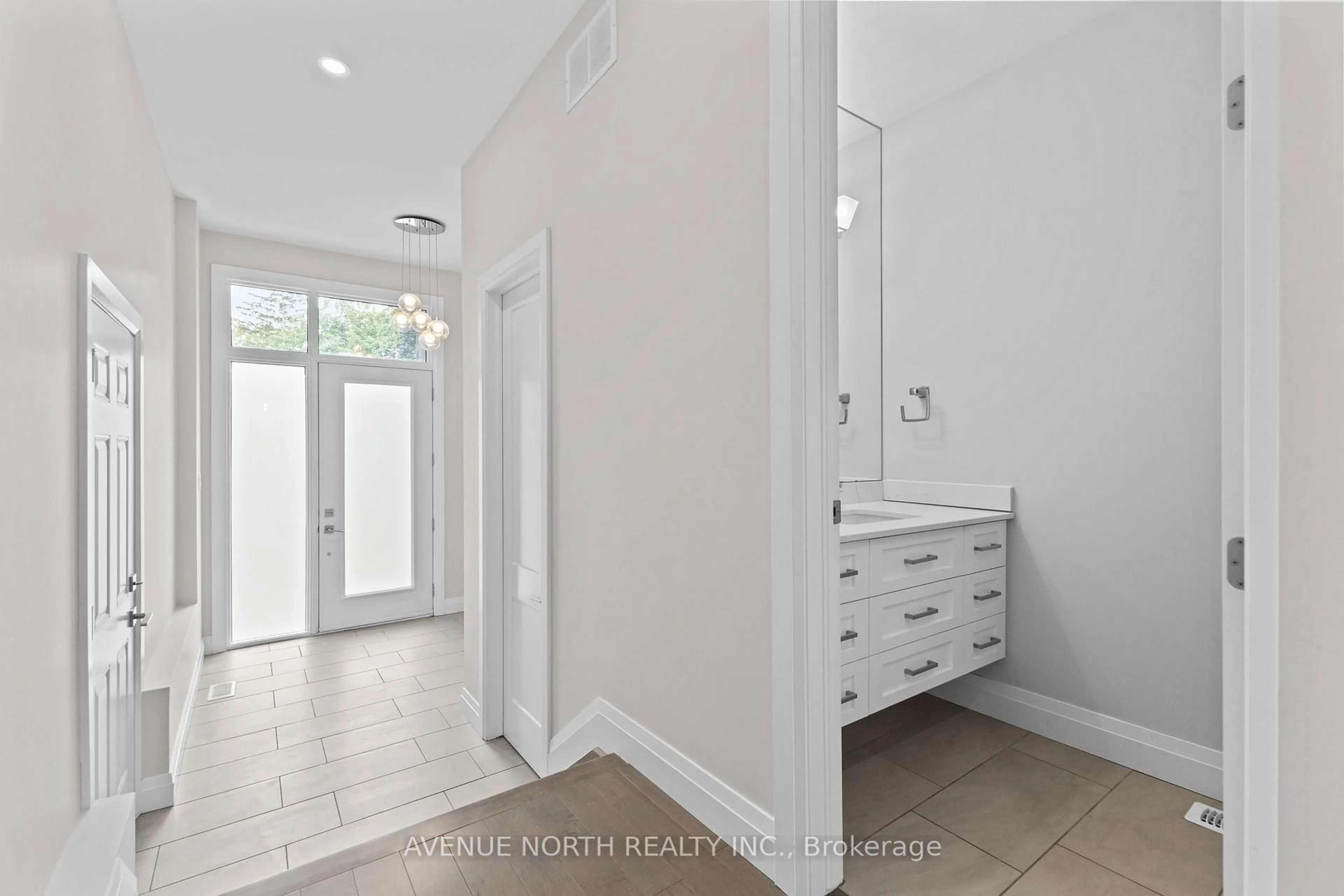 Indoor entryway for 463 Dawson Ave, Ottawa Ontario K1Z 5V6