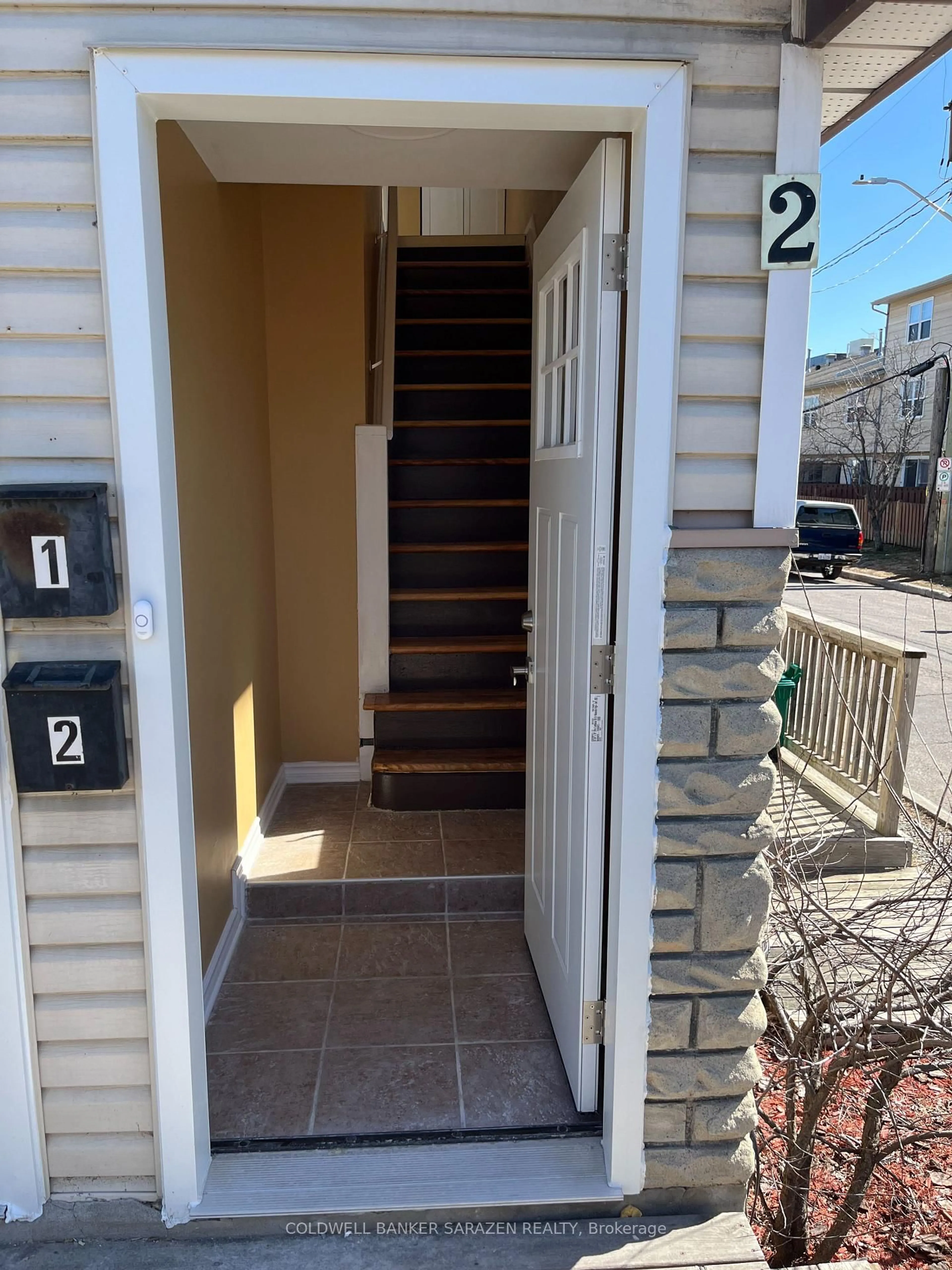 Indoor entryway for 136 Deschamps Ave, Ottawa Ontario K1L 5Z6