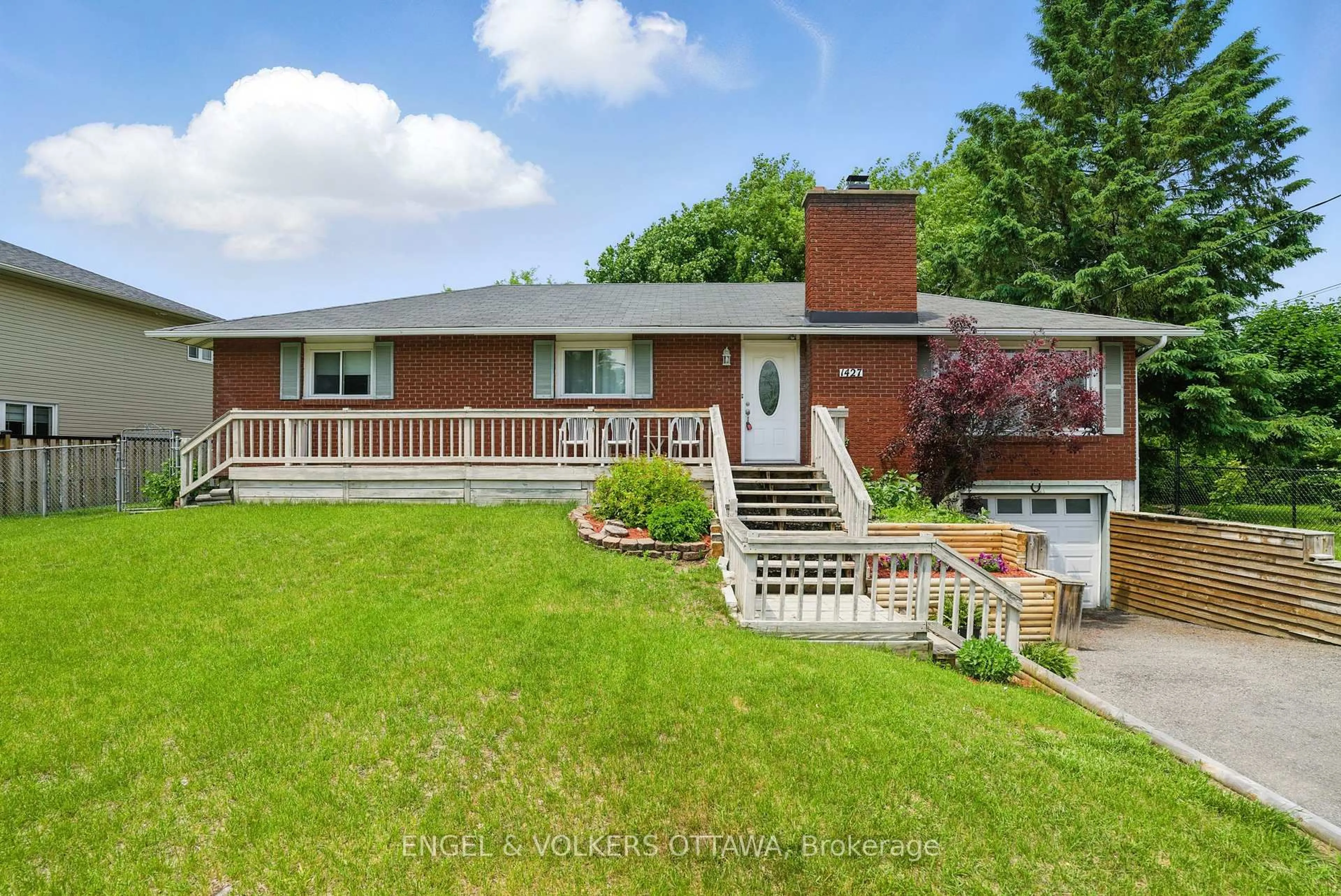 A pic from outside/outdoor area/front of a property/back of a property/a pic from drone, unknown for 1427 Rosebella Ave, Ottawa Ontario K1T 1E5