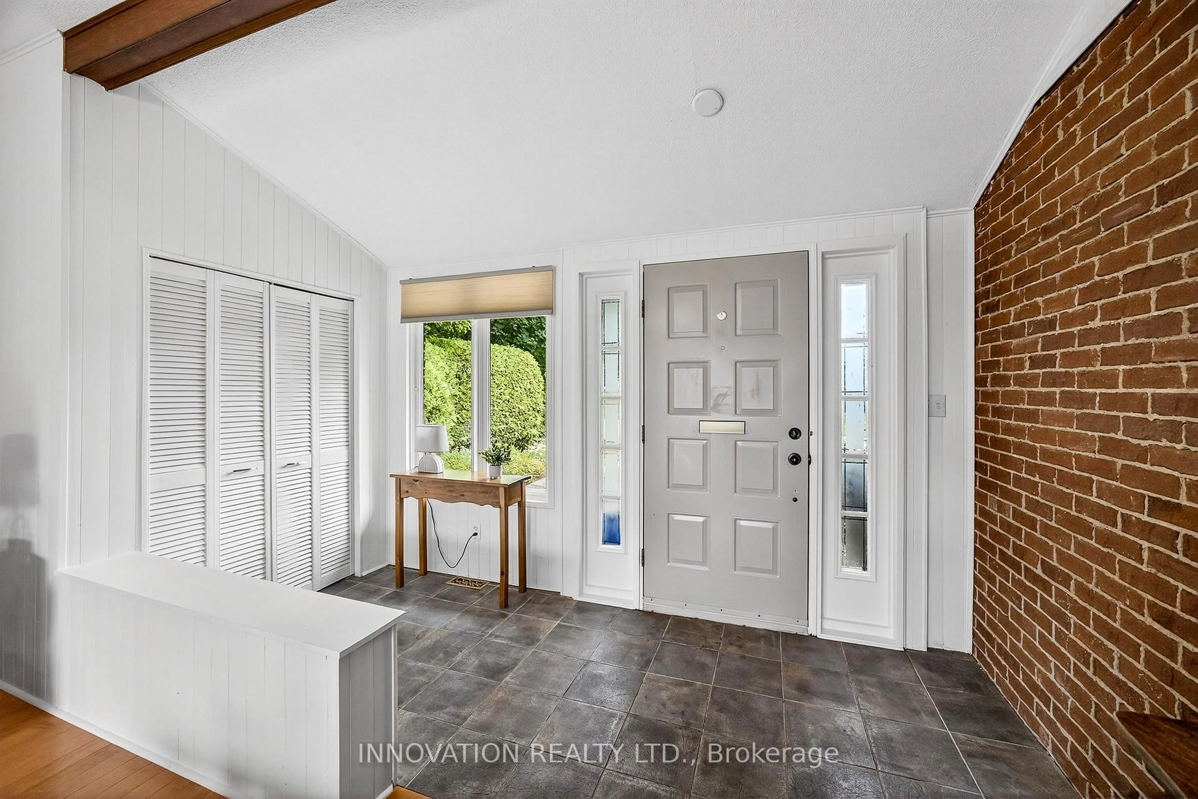 Indoor entryway for 40 Singal St, Ottawa Ontario K2L 1B9