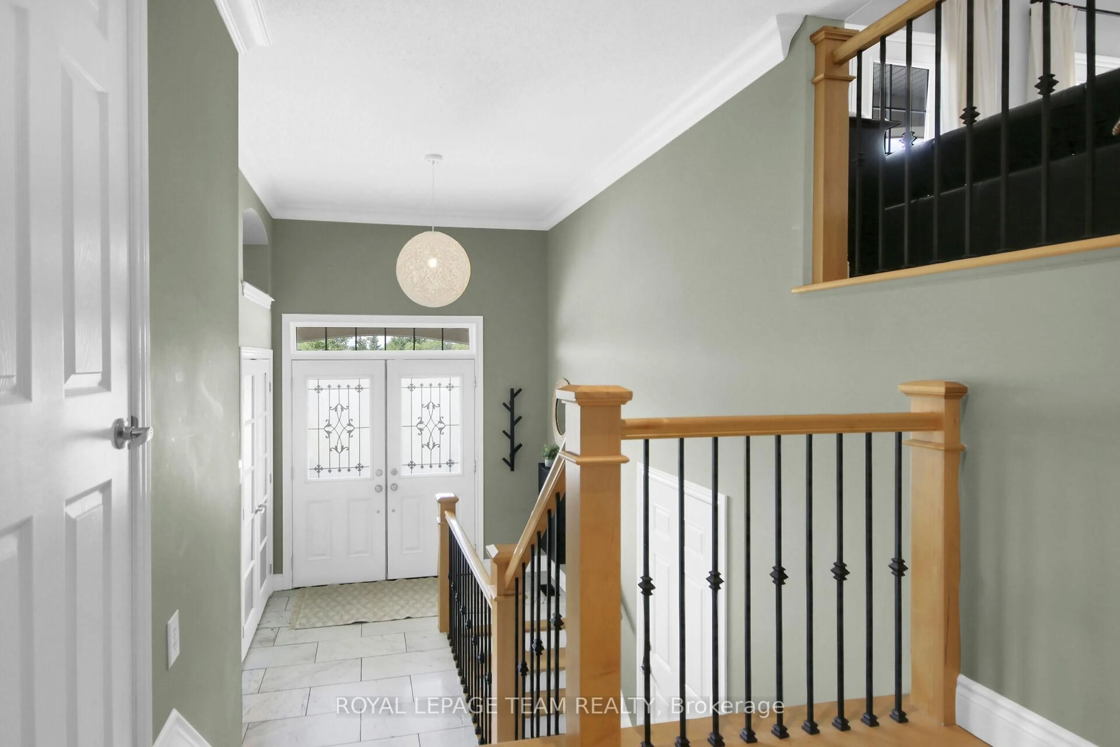 Indoor entryway for 3516 Cambrian Rd, Ottawa Ontario K2J 0V1