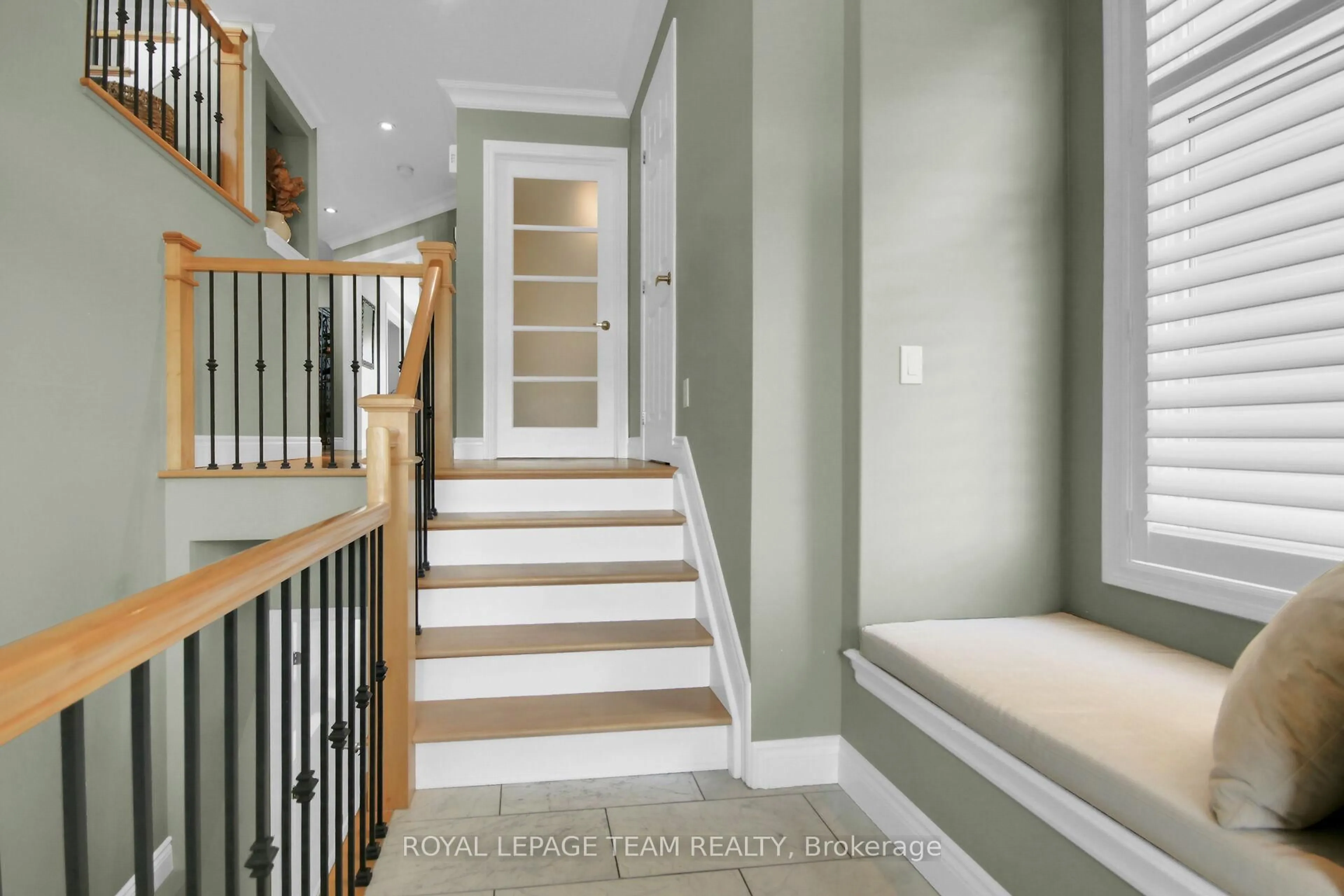 Indoor entryway for 3516 Cambrian Rd, Ottawa Ontario K2J 0V1