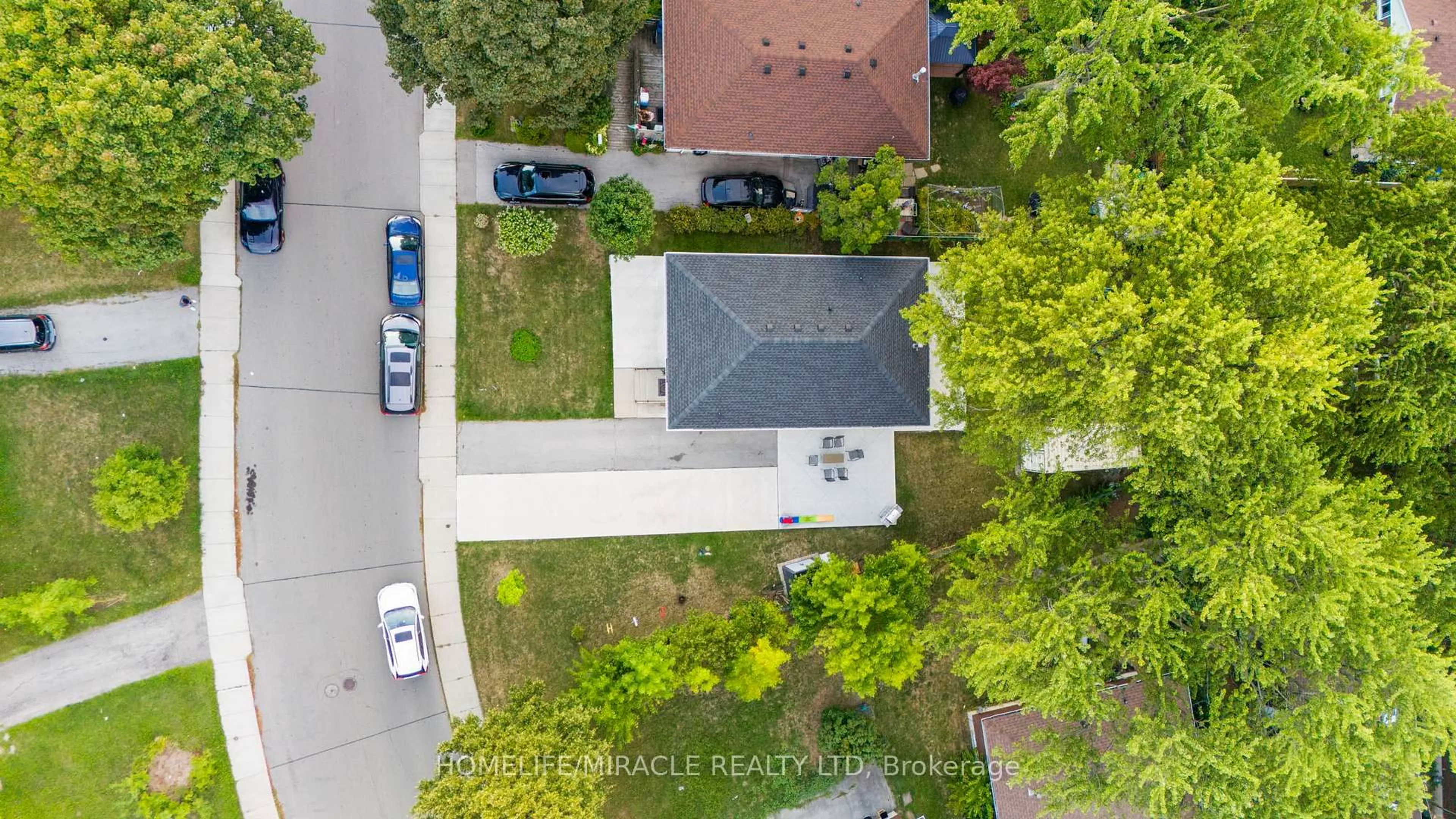 A pic from outside/outdoor area/front of a property/back of a property/a pic from drone, street for 23 Thorley Dr, Hamilton Ontario L8T 2Y9
