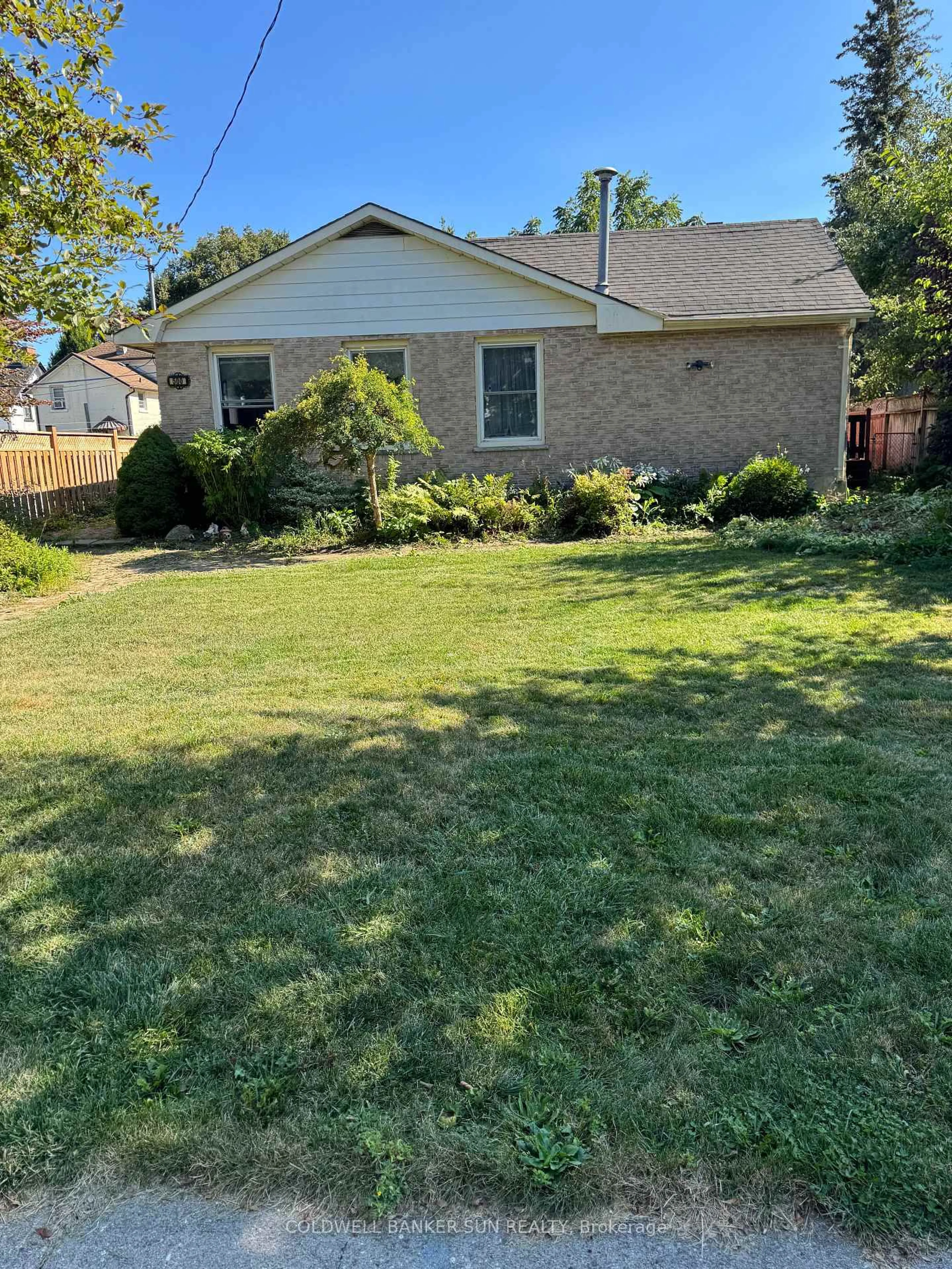 A pic from outside/outdoor area/front of a property/back of a property/a pic from drone, street for 500 Canterbury St, Woodstock Ontario N4S 4K7