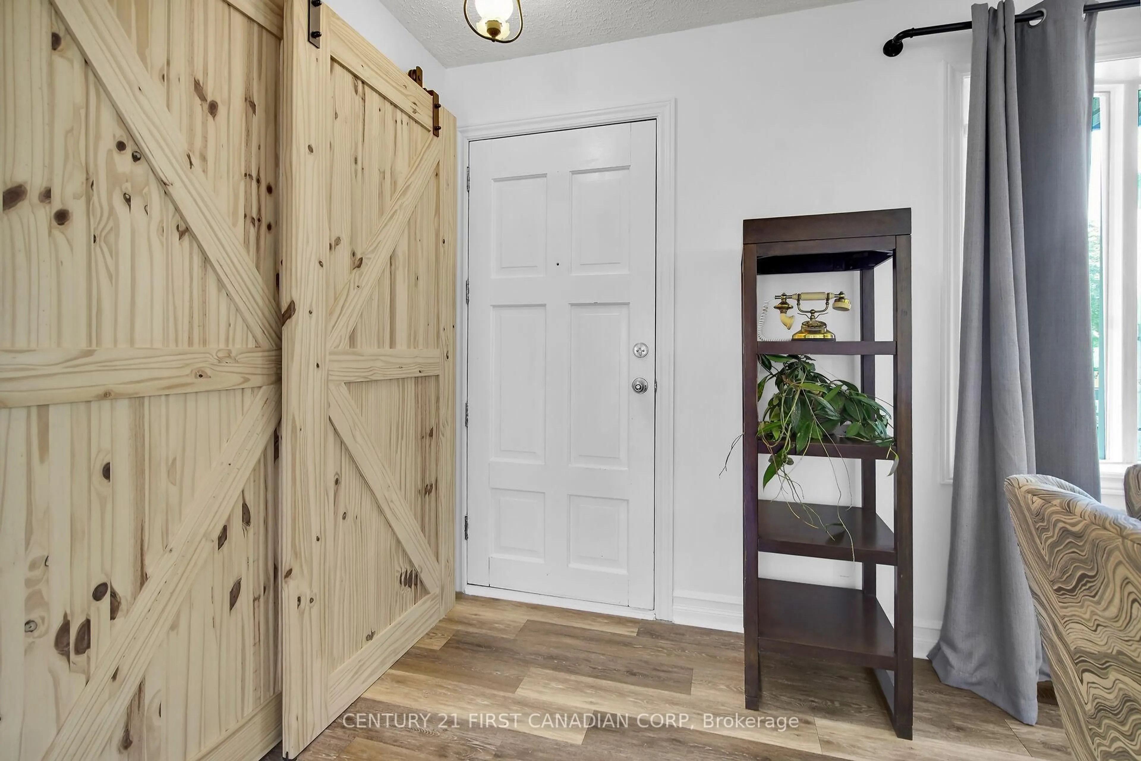 Indoor entryway for 1 Buchan Rd, London East Ontario N5V 1K9