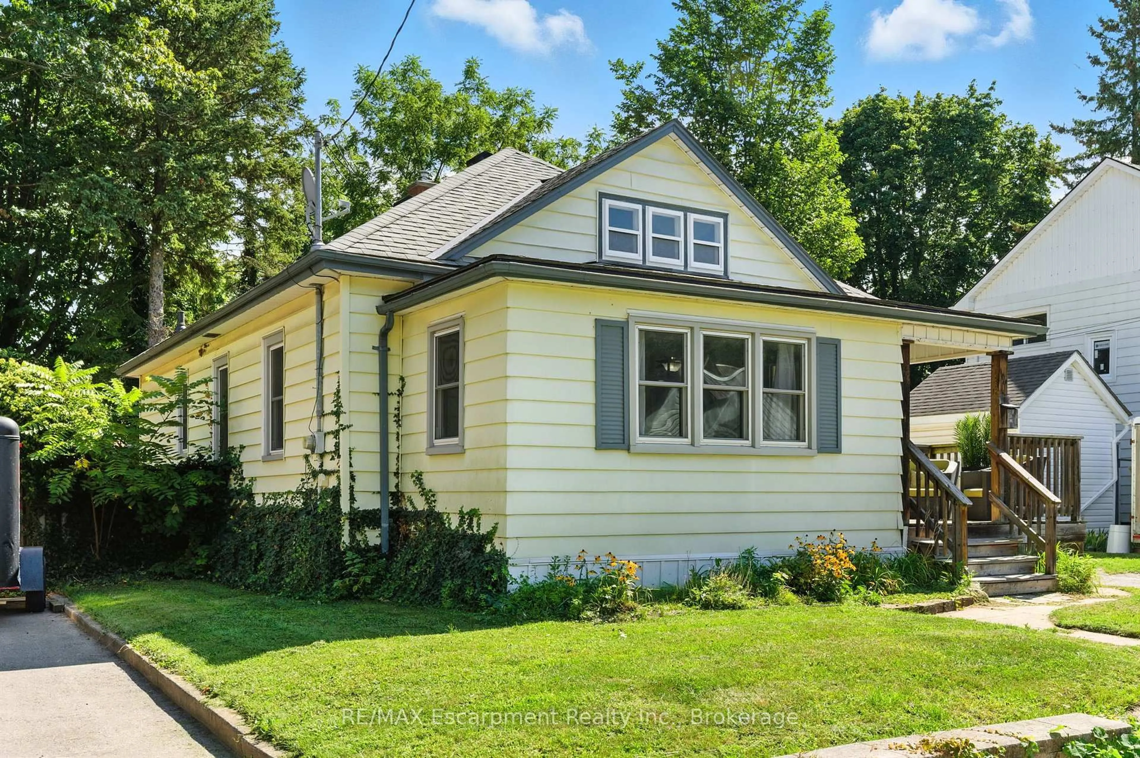 Home with vinyl exterior material, street for 103 Orchard Ave, Norfolk Ontario N3Y 3H3
