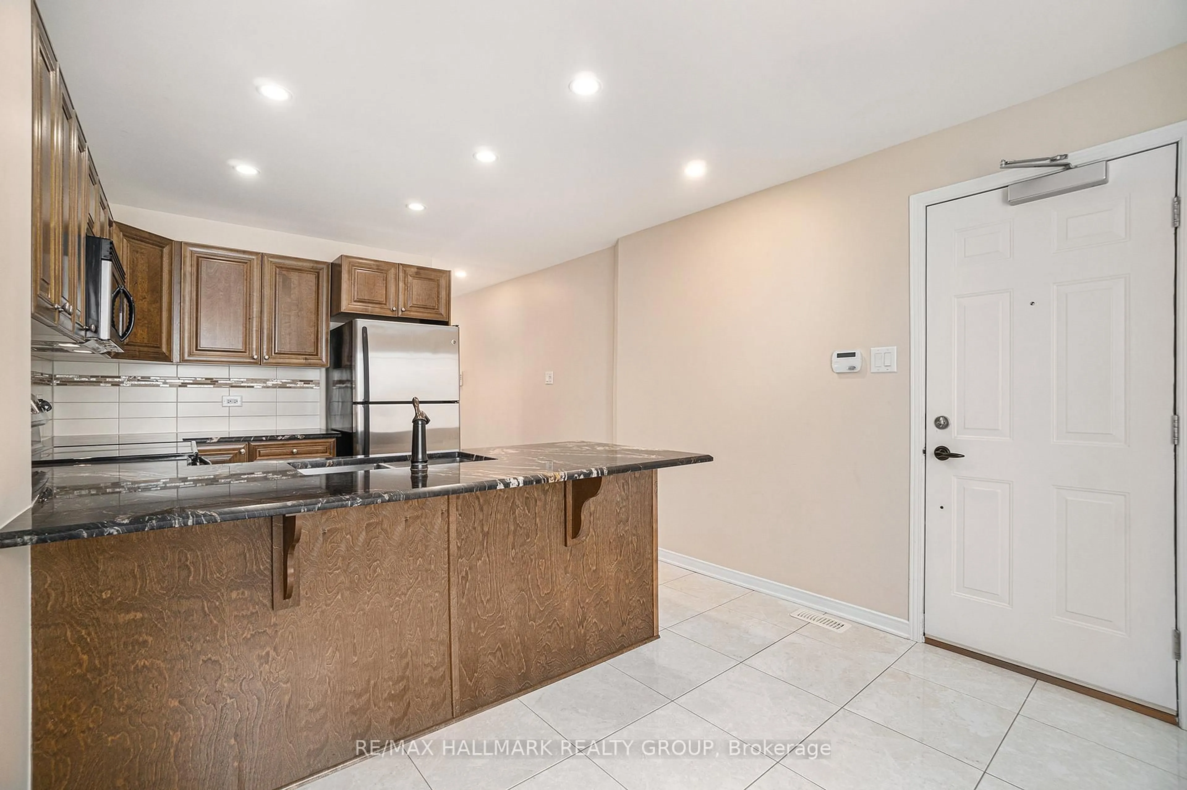 Standard kitchen, ceramic/tile floor for 170 Den Haag Dr #17, Ottawa Ontario K1K 2V7