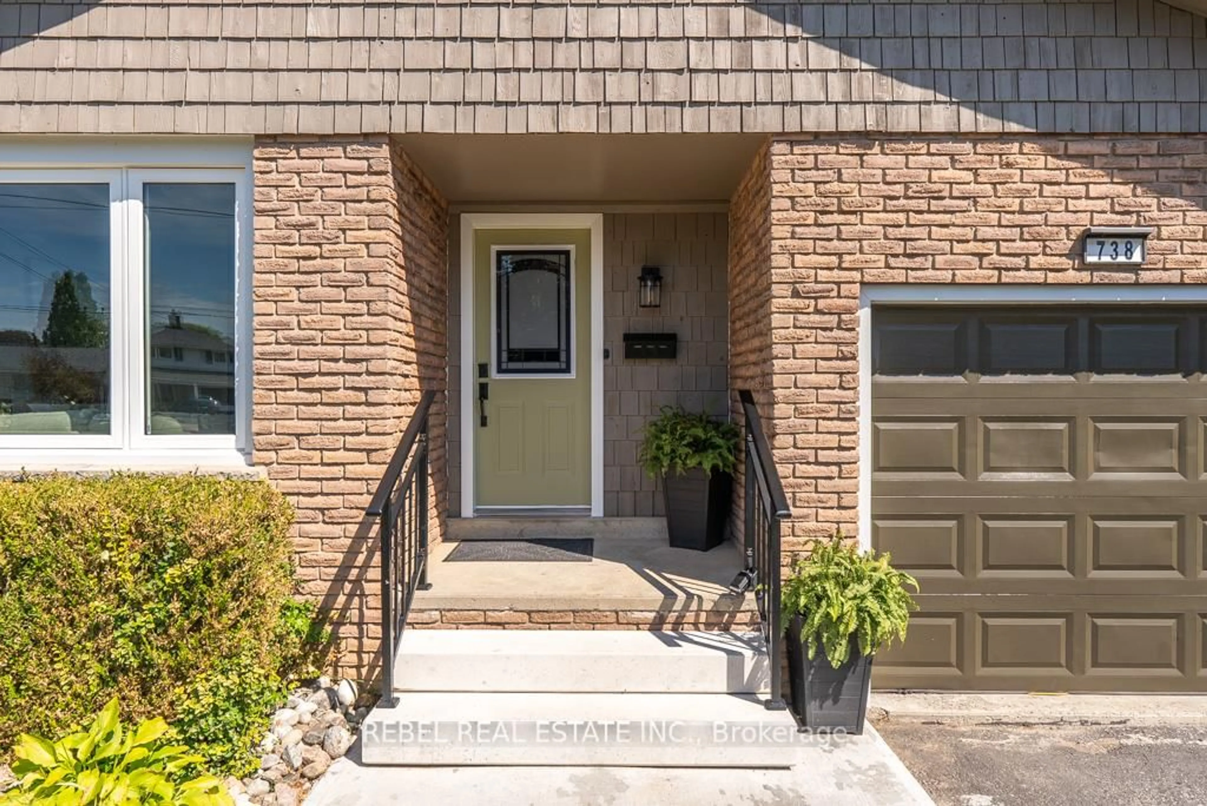 Indoor entryway for 738 Spragge Cres, Cobourg Ontario K9A 2T5