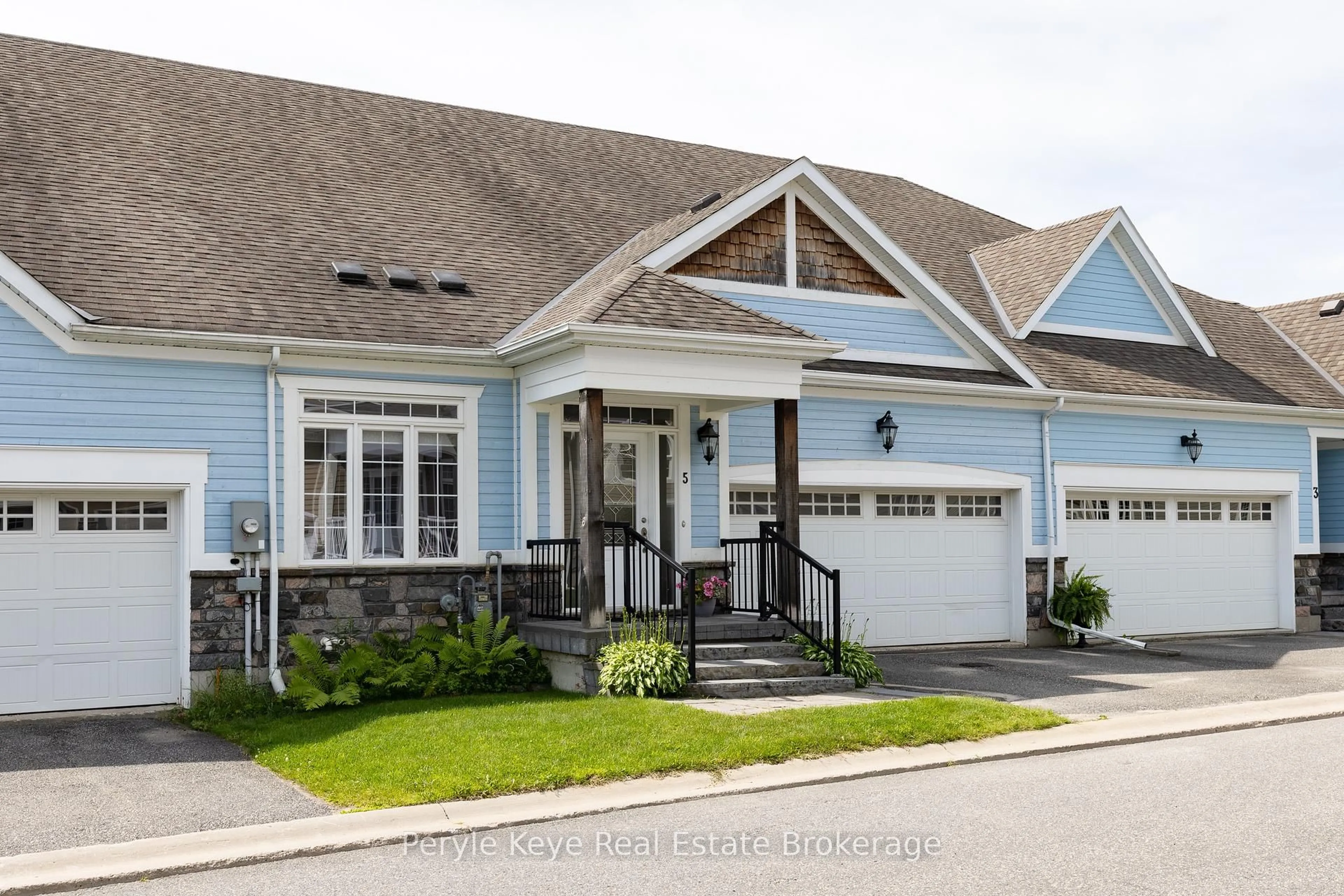 Home with vinyl exterior material, street for 5 Prescott Cres, Bracebridge Ontario P1L 0B7