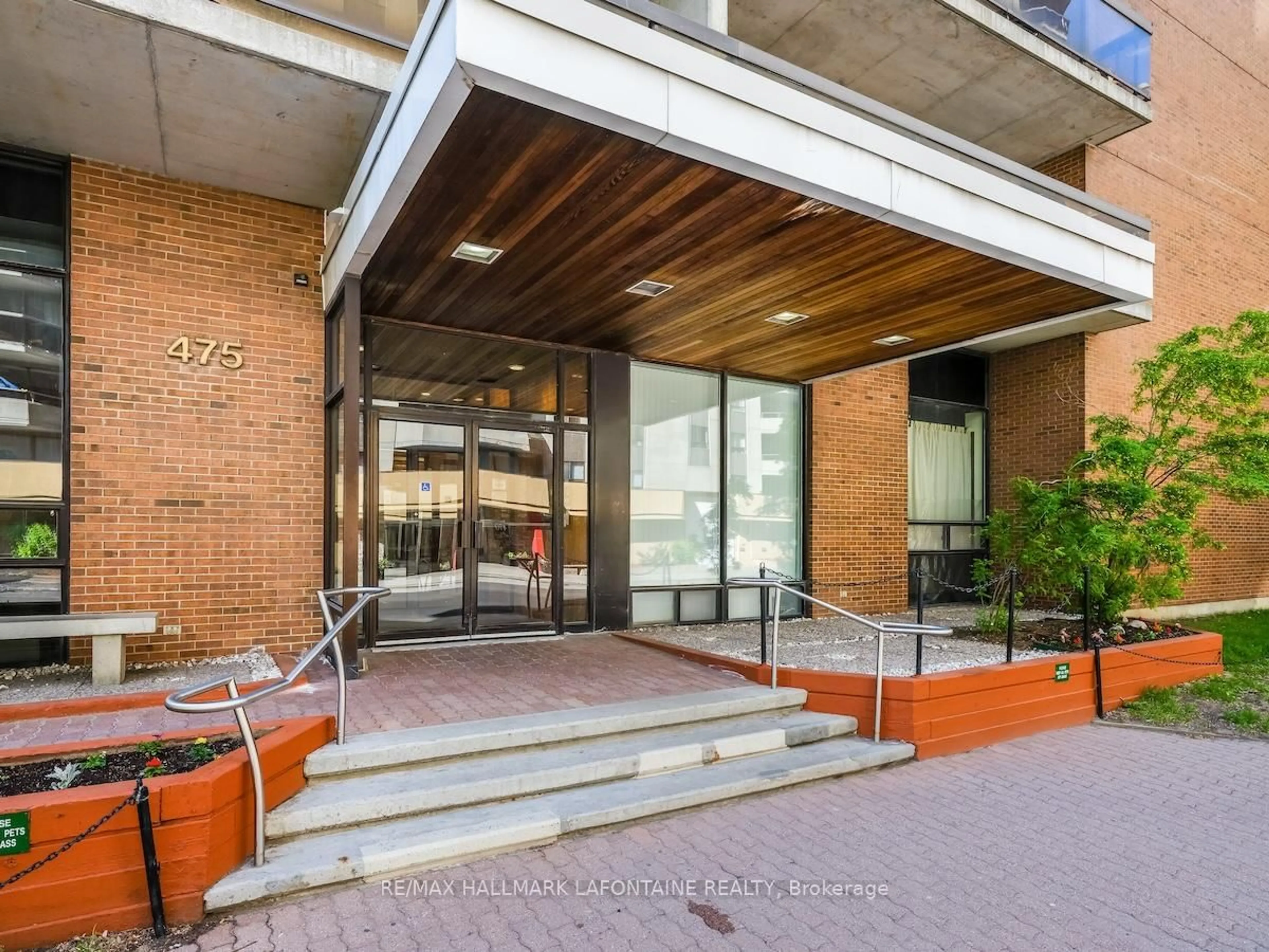 Indoor foyer for 475 Laurier Ave #401, Ottawa Ontario K1R 7X1