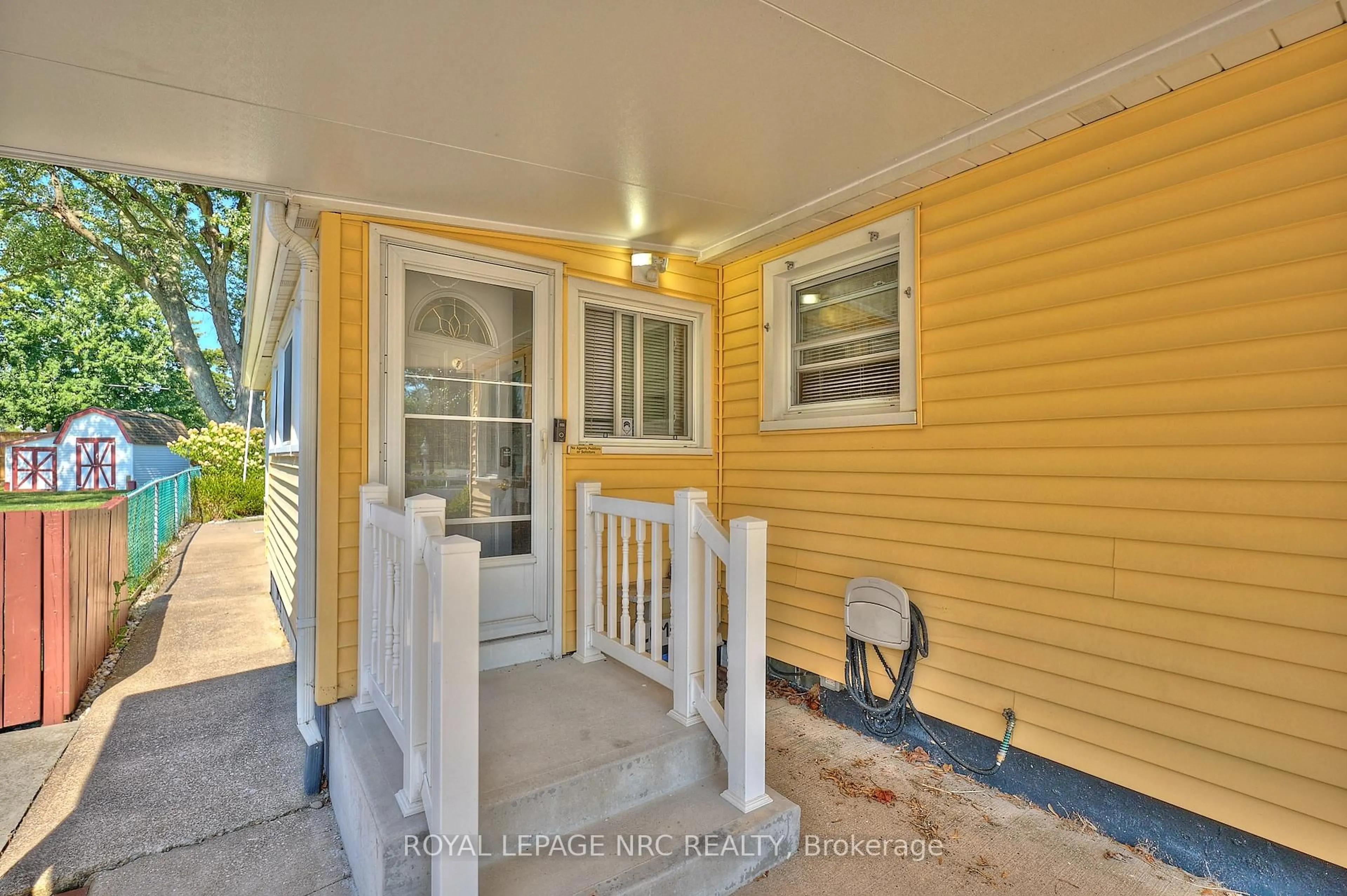 Indoor entryway for 4013 Welland St, Niagara Falls Ontario L2G 6J7