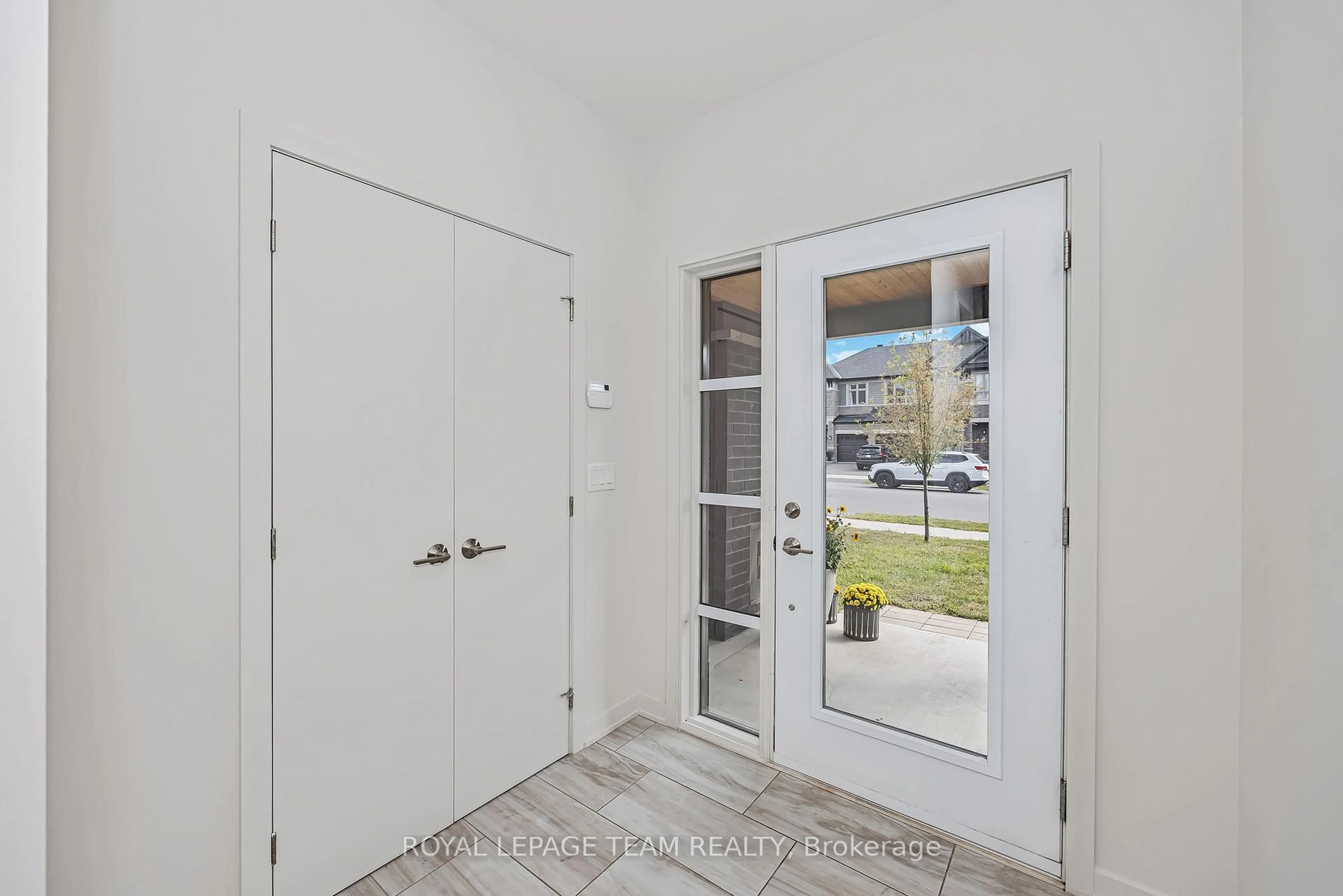 Indoor entryway for 522 Borbridge Ave, Ottawa Ontario K4M 0H9