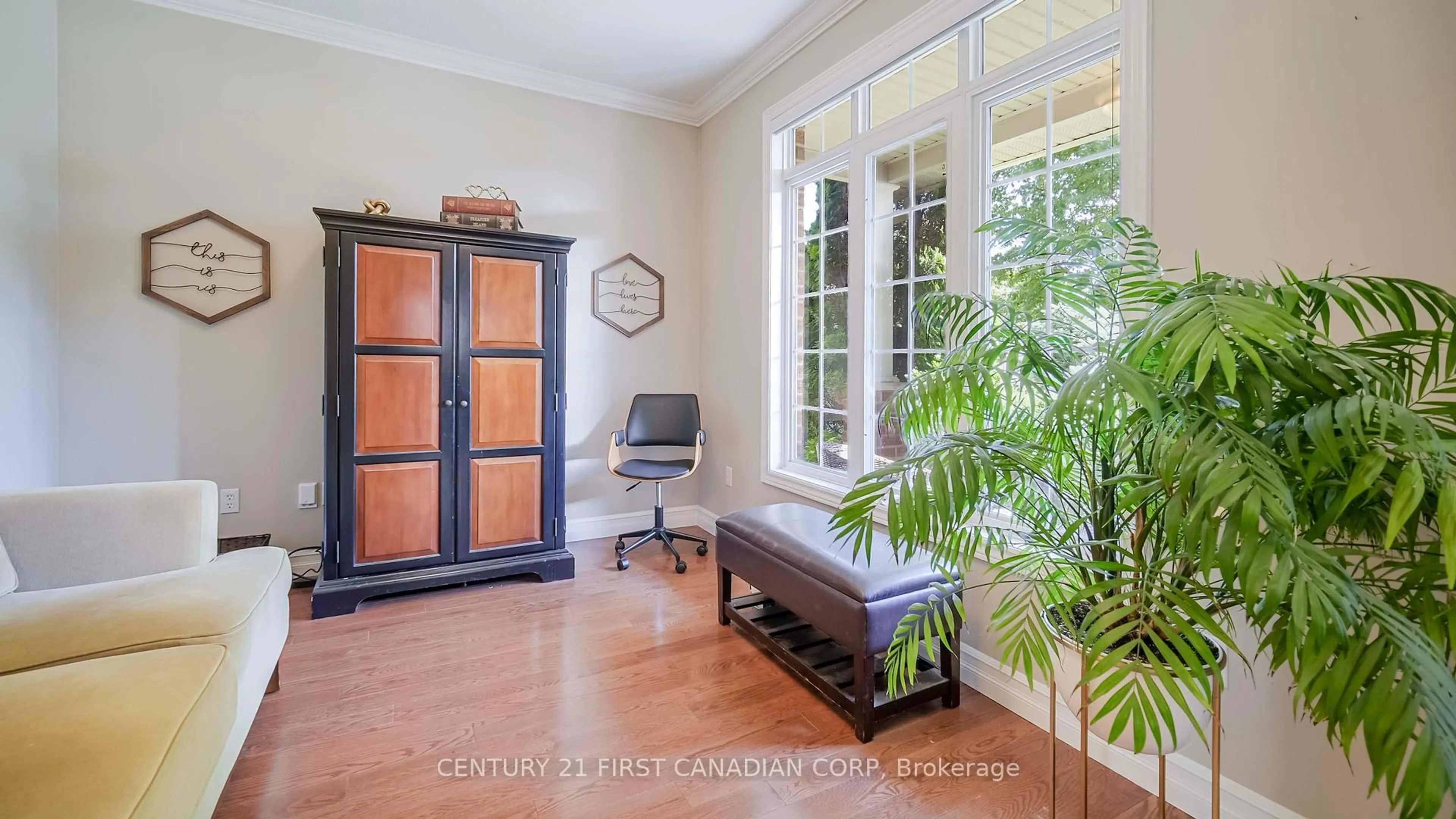 Indoor entryway for 327 Richmeadow Rd, London North Ontario N6H 5T2