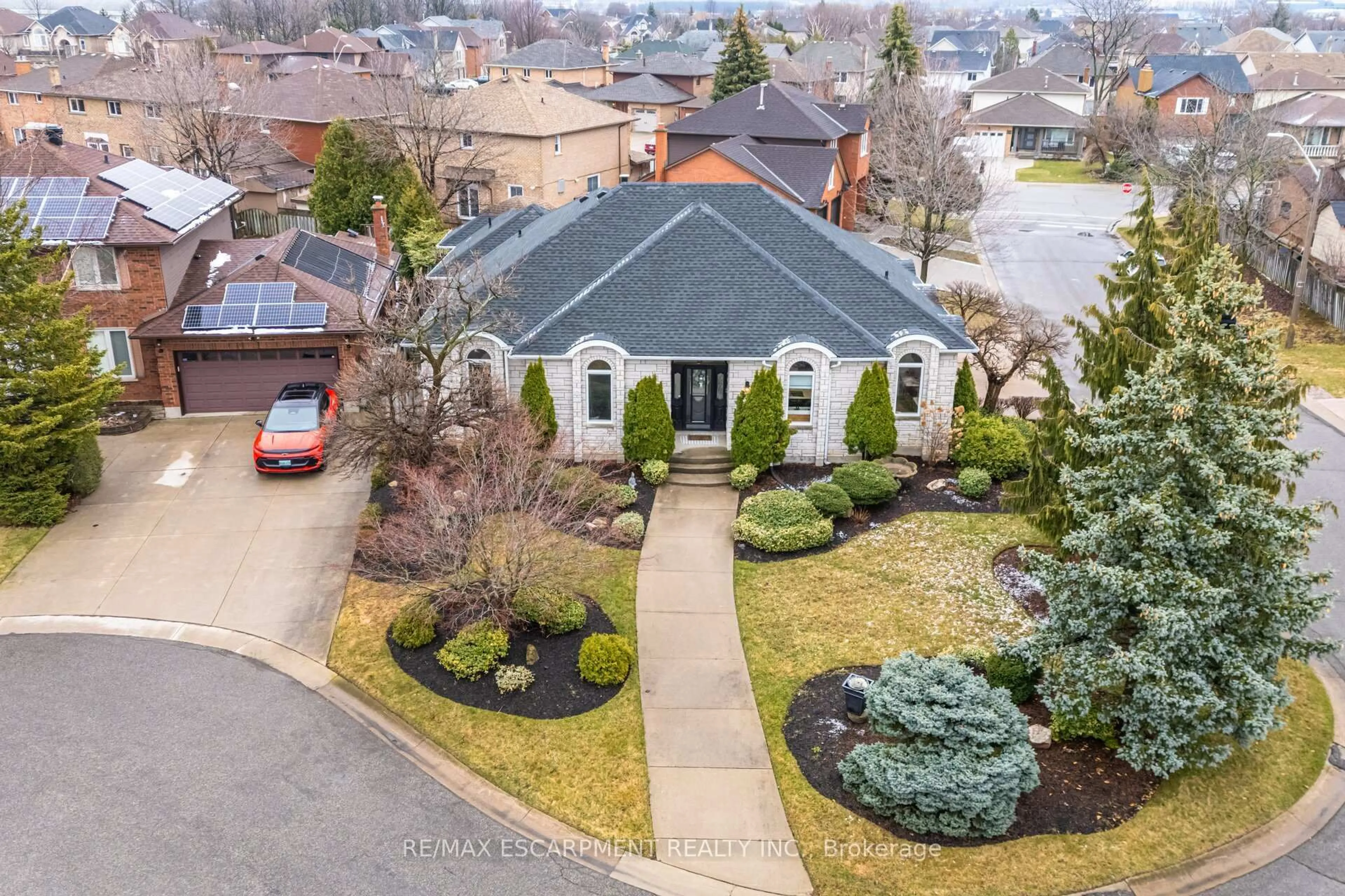 A pic from outside/outdoor area/front of a property/back of a property/a pic from drone, street for 31 Ingrid Crt, Hamilton Ontario L8W 2V4