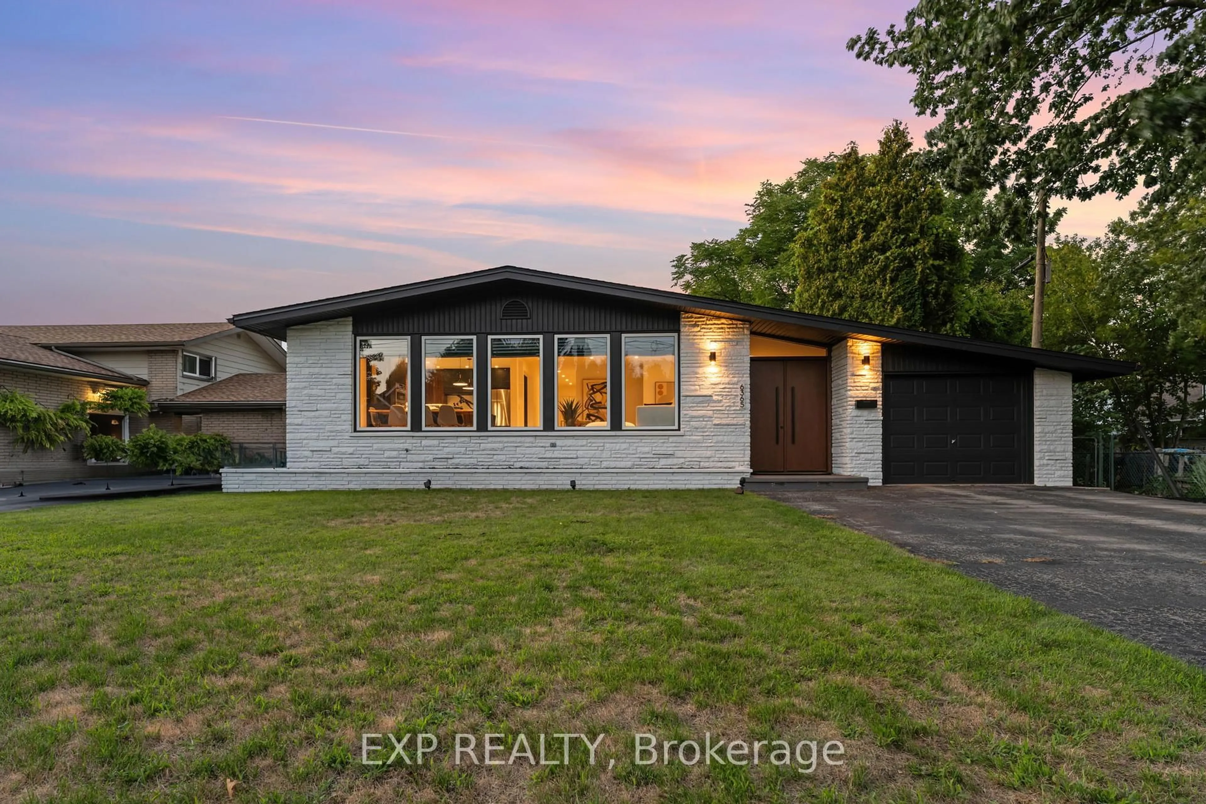 A pic from outside/outdoor area/front of a property/back of a property/a pic from drone, unknown for 6365 McMicking St, Niagara Falls Ontario L2J 1W8