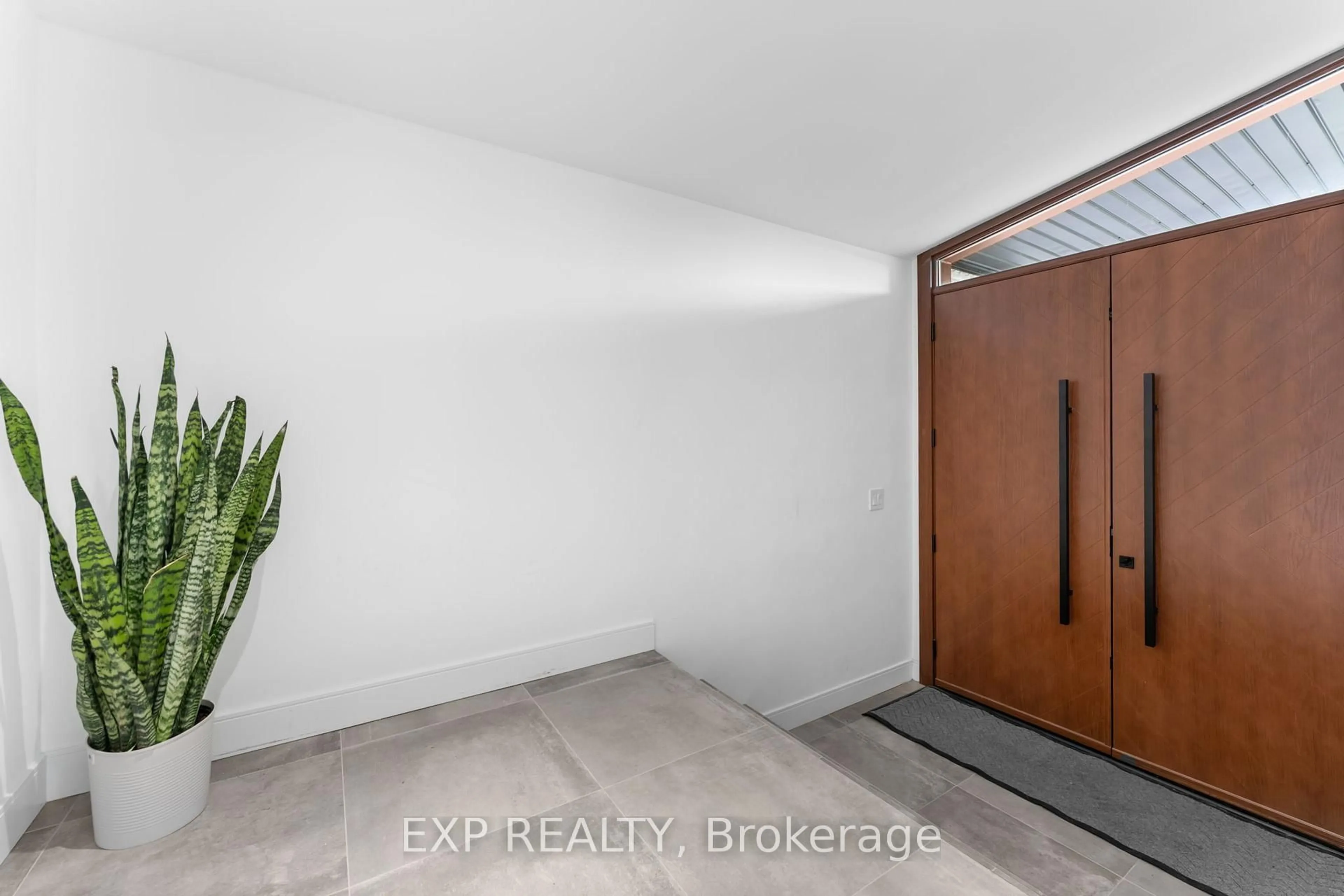 Indoor entryway for 6365 McMicking St, Niagara Falls Ontario L2J 1W8