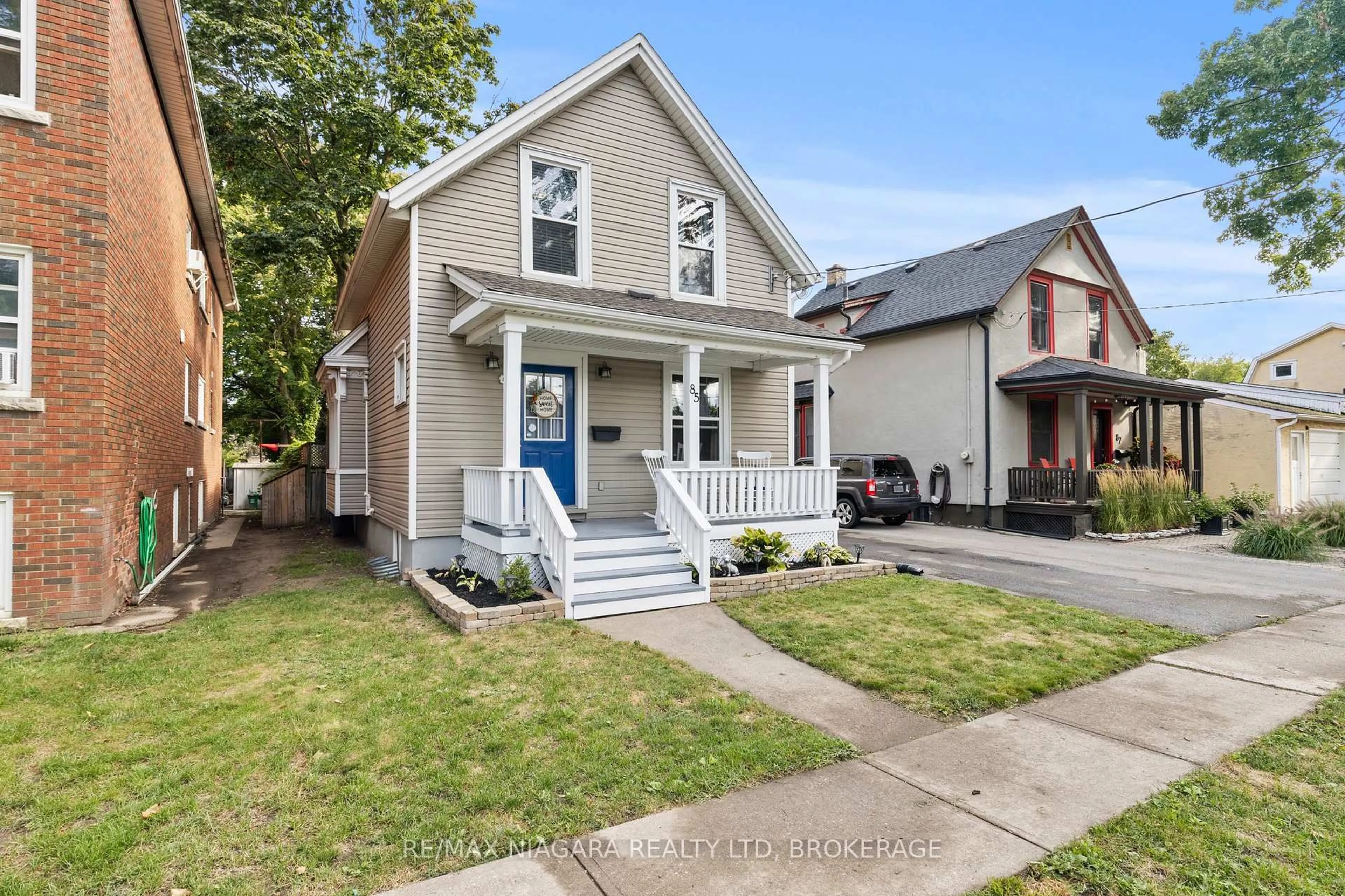 Home with vinyl exterior material, street for 85 Maple St, St. Catharines Ontario L2R 2B2