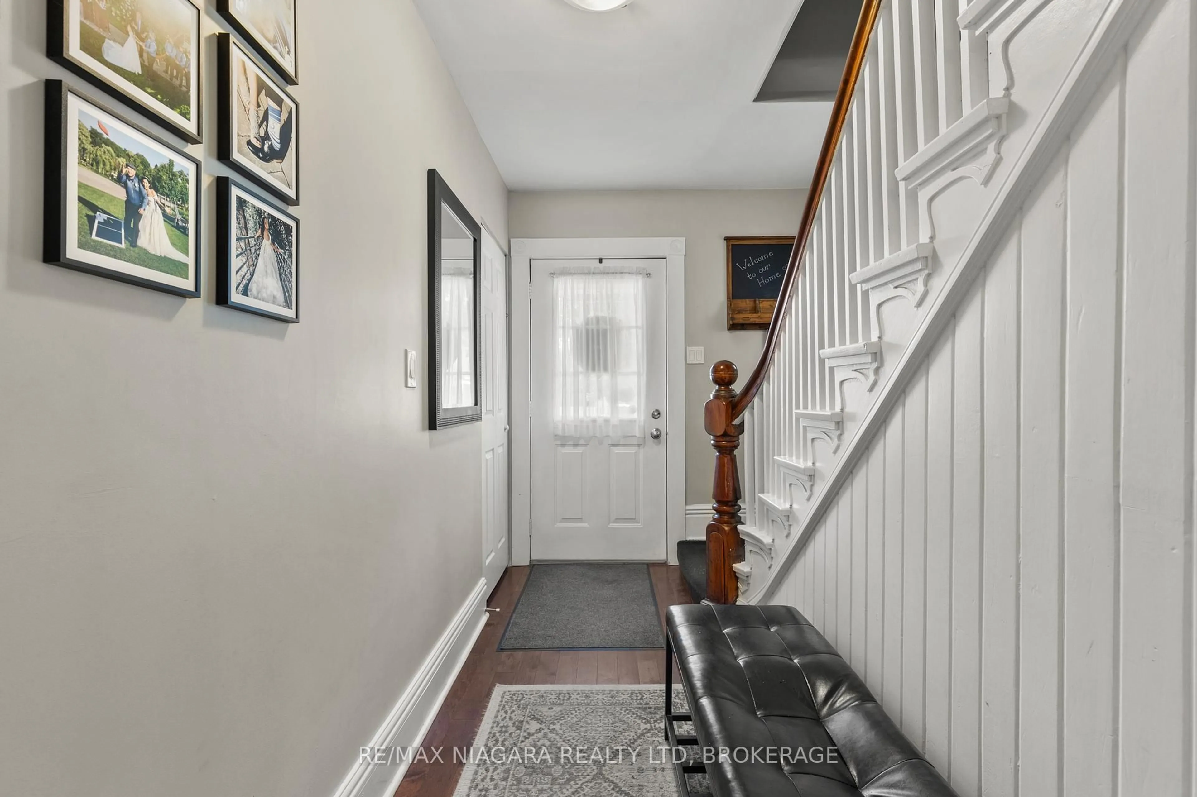 Indoor entryway for 85 Maple St, St. Catharines Ontario L2R 2B2