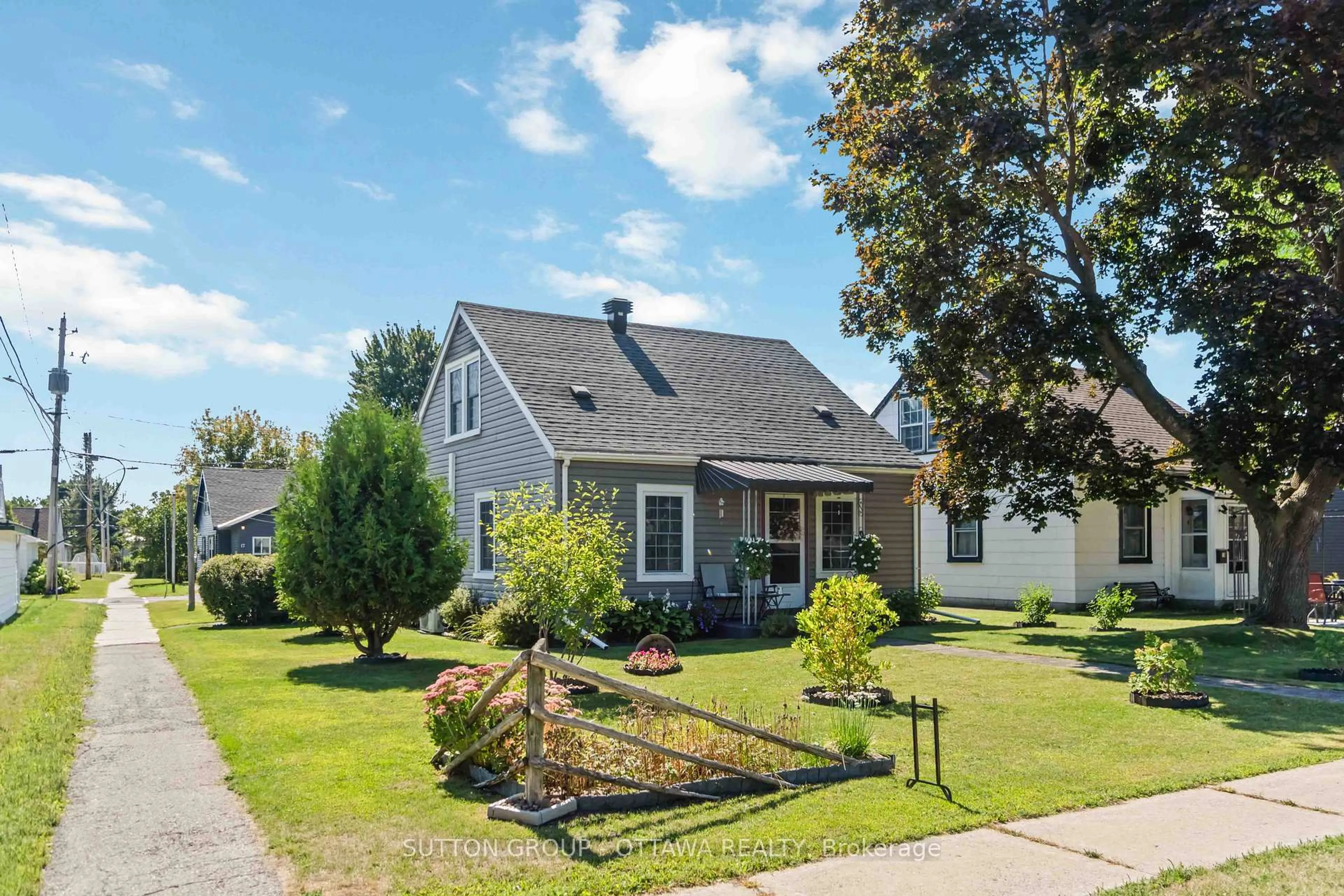 Home with vinyl exterior material, street for 20 Roosevelt Dr, Smiths Falls Ontario K7A 3J8