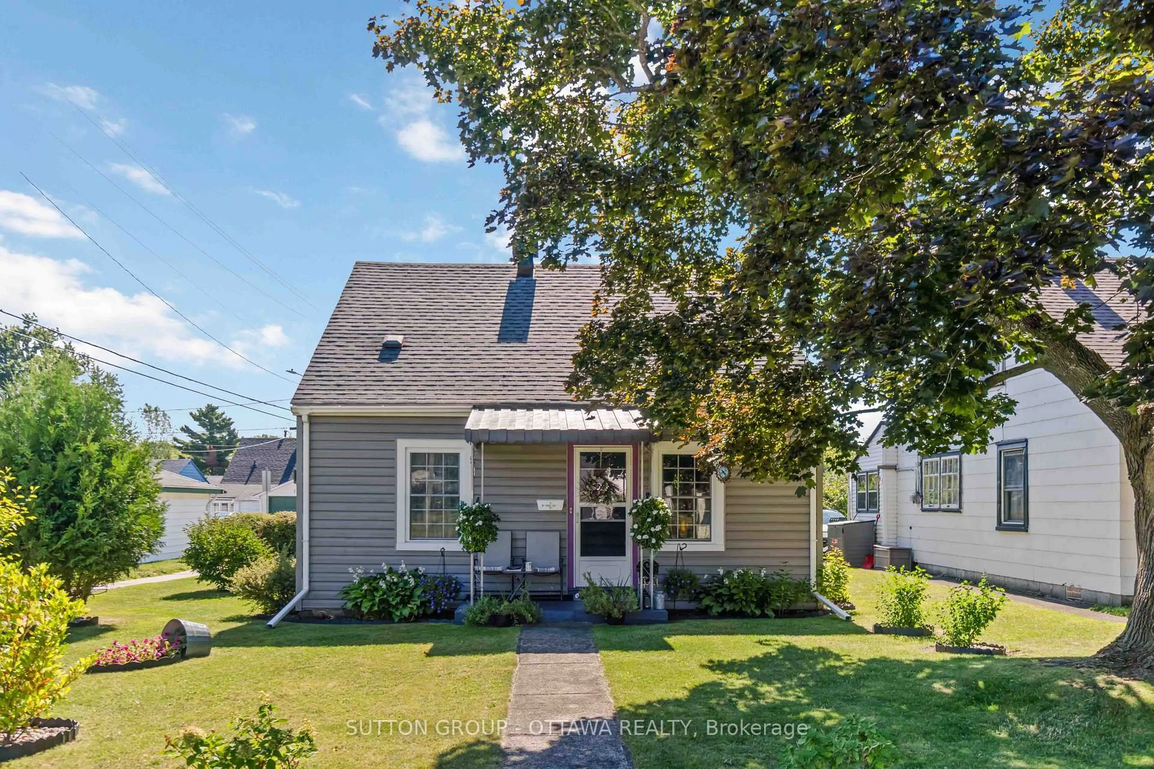 Home with vinyl exterior material, street for 20 Roosevelt Dr, Smiths Falls Ontario K7A 3J8