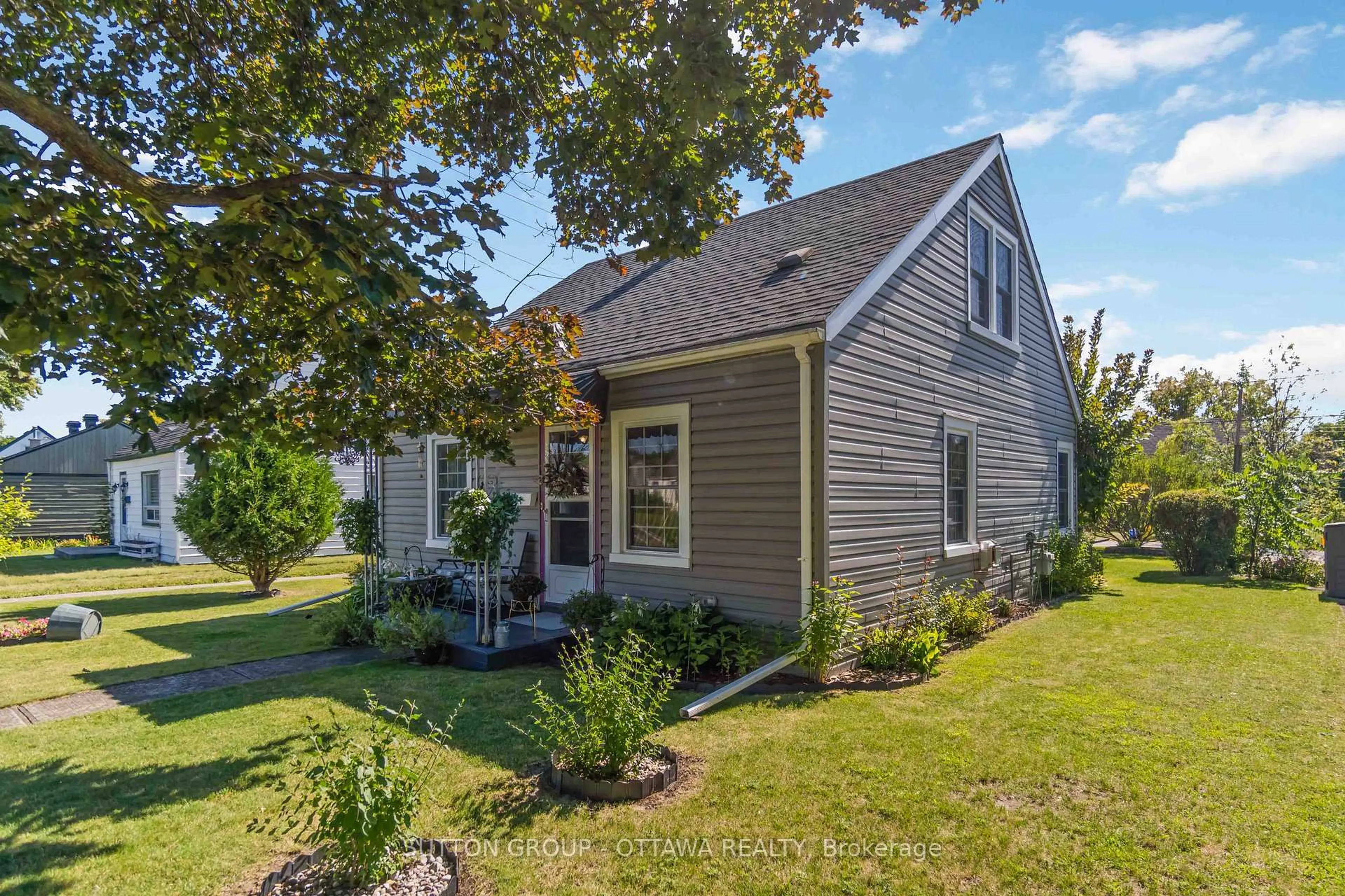 Home with vinyl exterior material, street for 20 Roosevelt Dr, Smiths Falls Ontario K7A 3J8