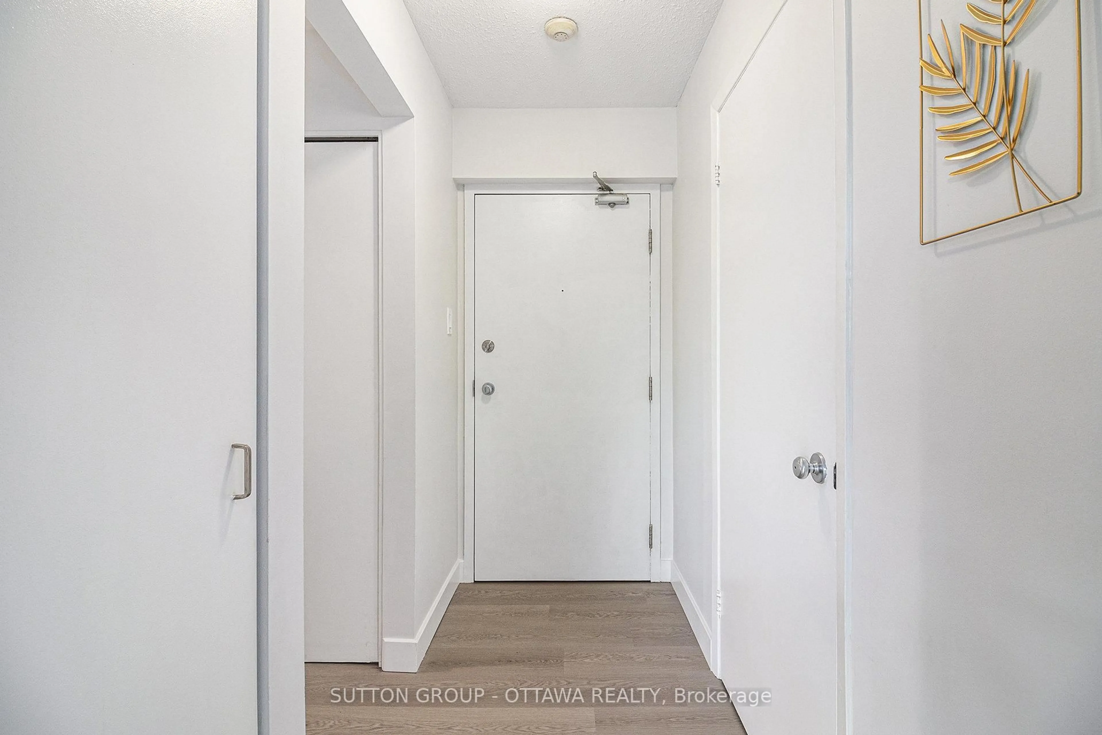Indoor entryway for 270 Brittany Dr #314, Ottawa Ontario K1K 4M3