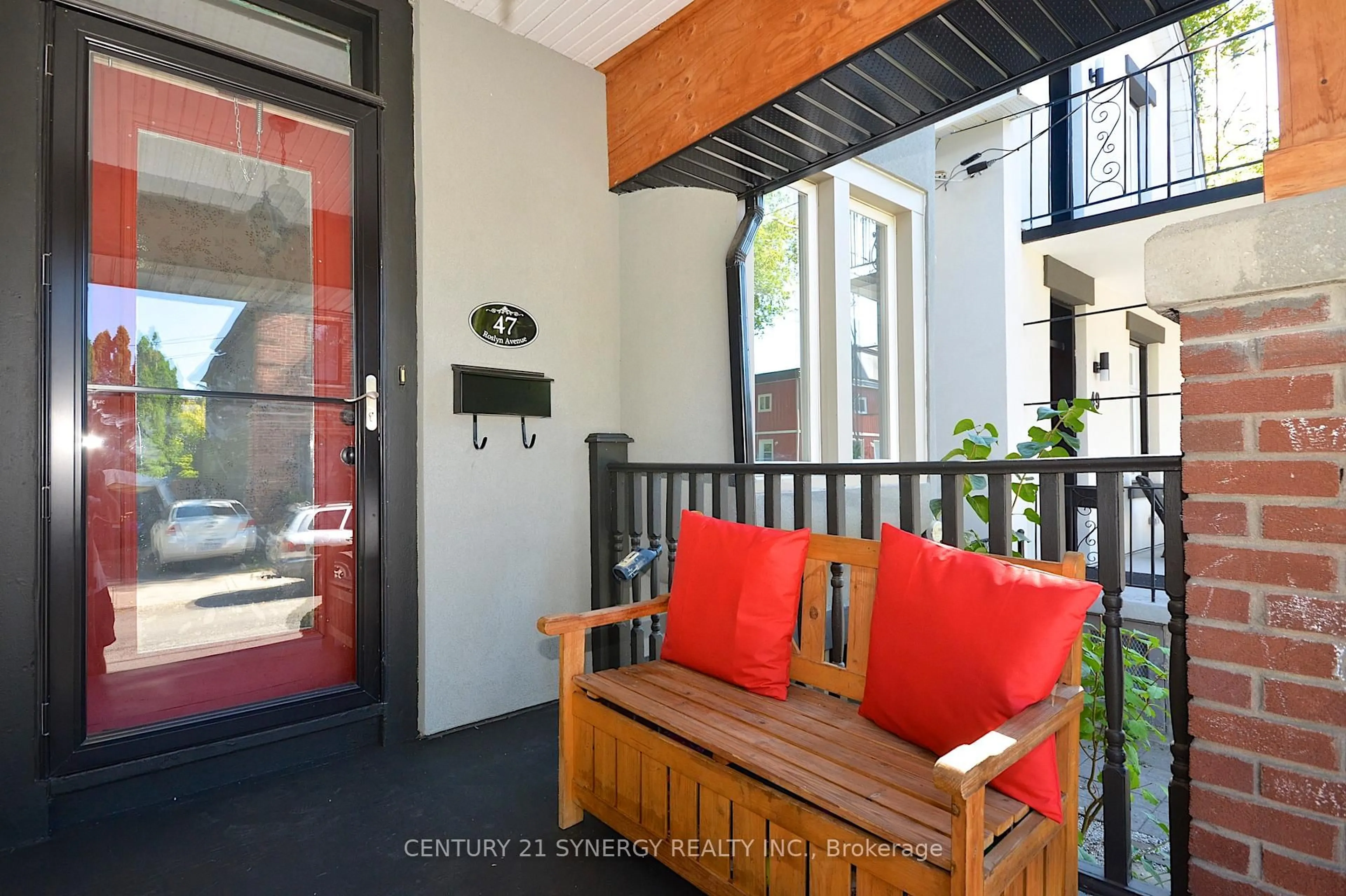 Indoor entryway for 47 Roslyn Ave, Ottawa Ontario K1S 4W2