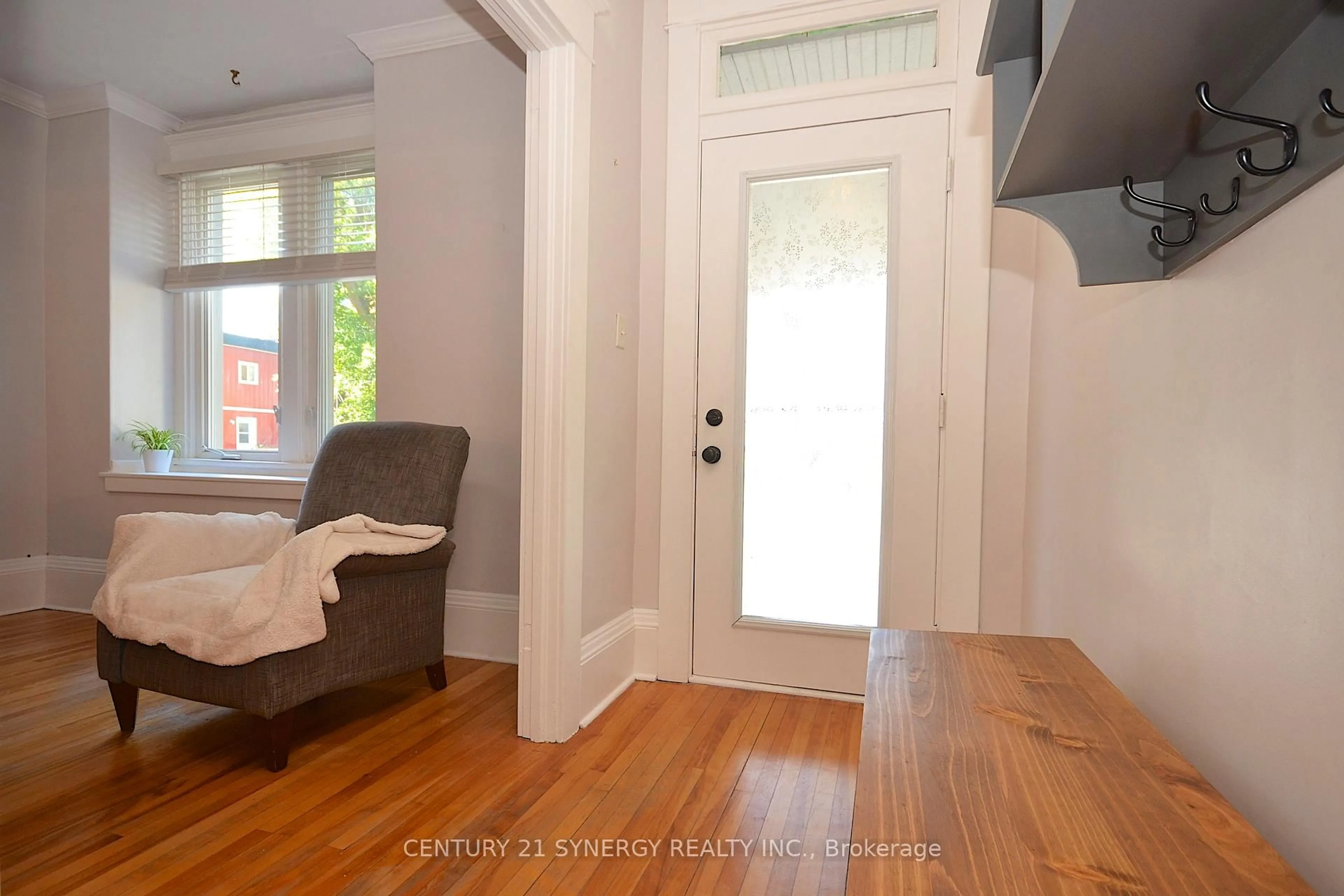 Indoor entryway for 47 Roslyn Ave, Ottawa Ontario K1S 4W2