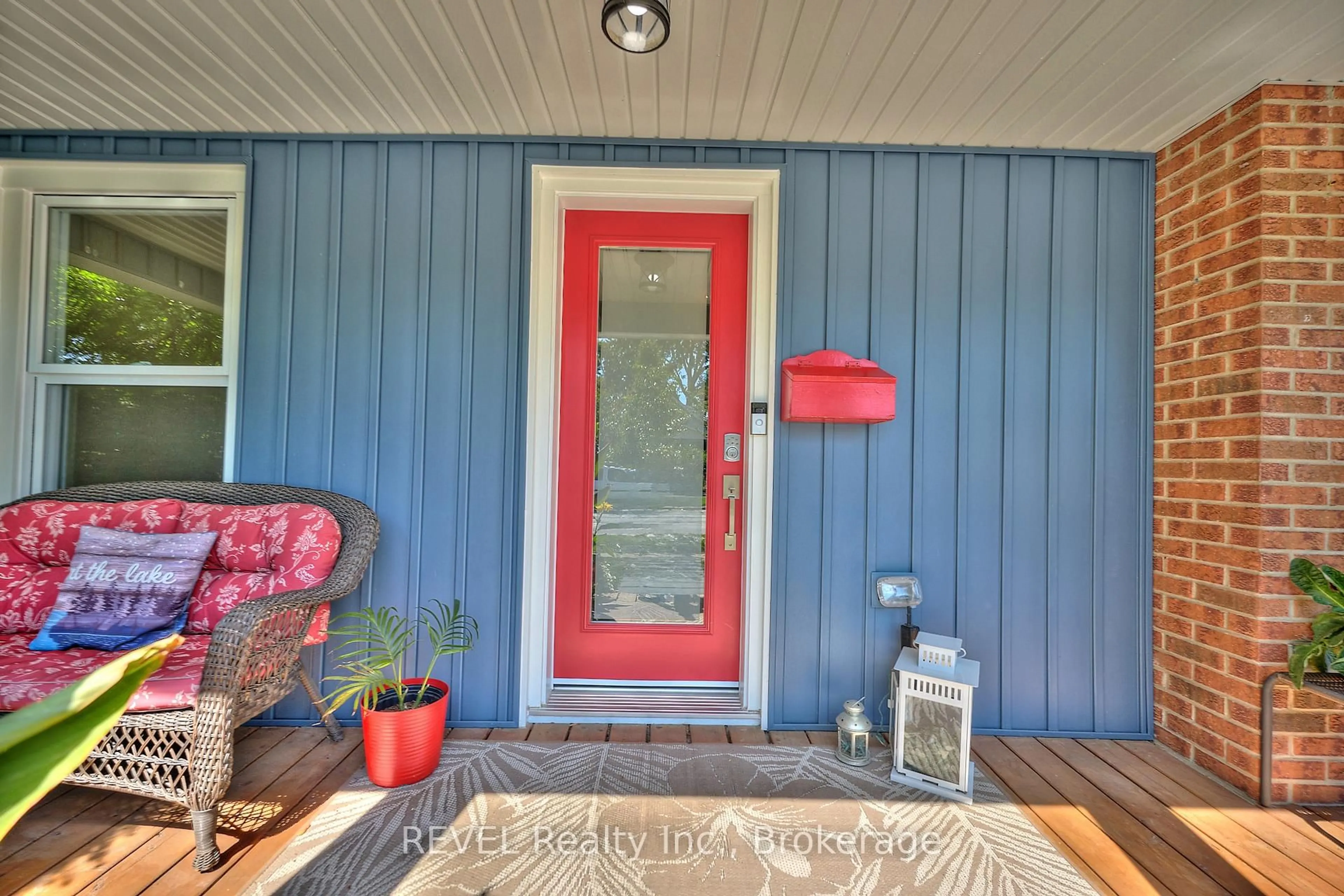 Indoor entryway for 146 Main St, St. Catharines Ontario L2N 4V5