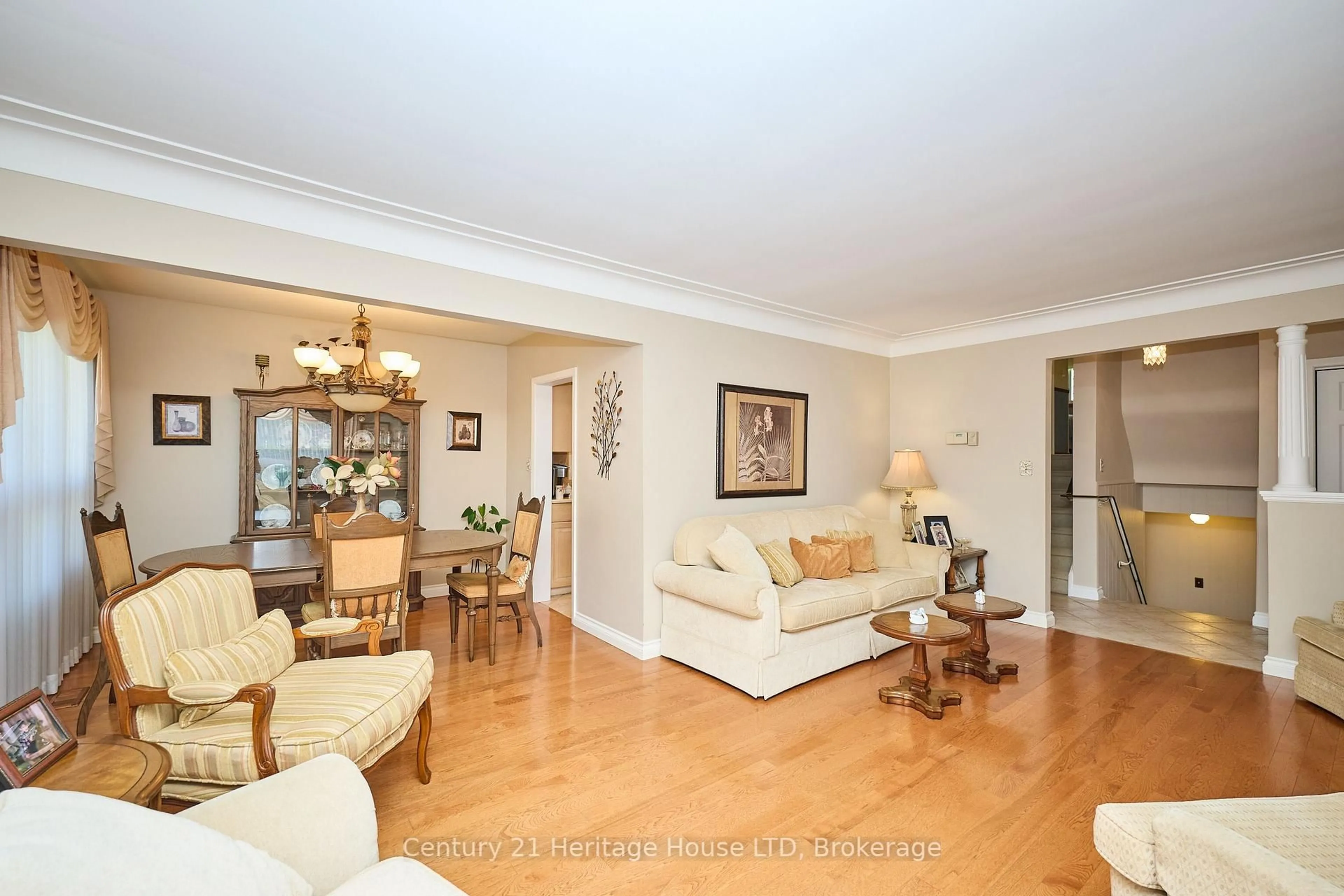 Living room with furniture, unknown for 4668 Pinedale Dr, Niagara Falls Ontario L2E 6M8