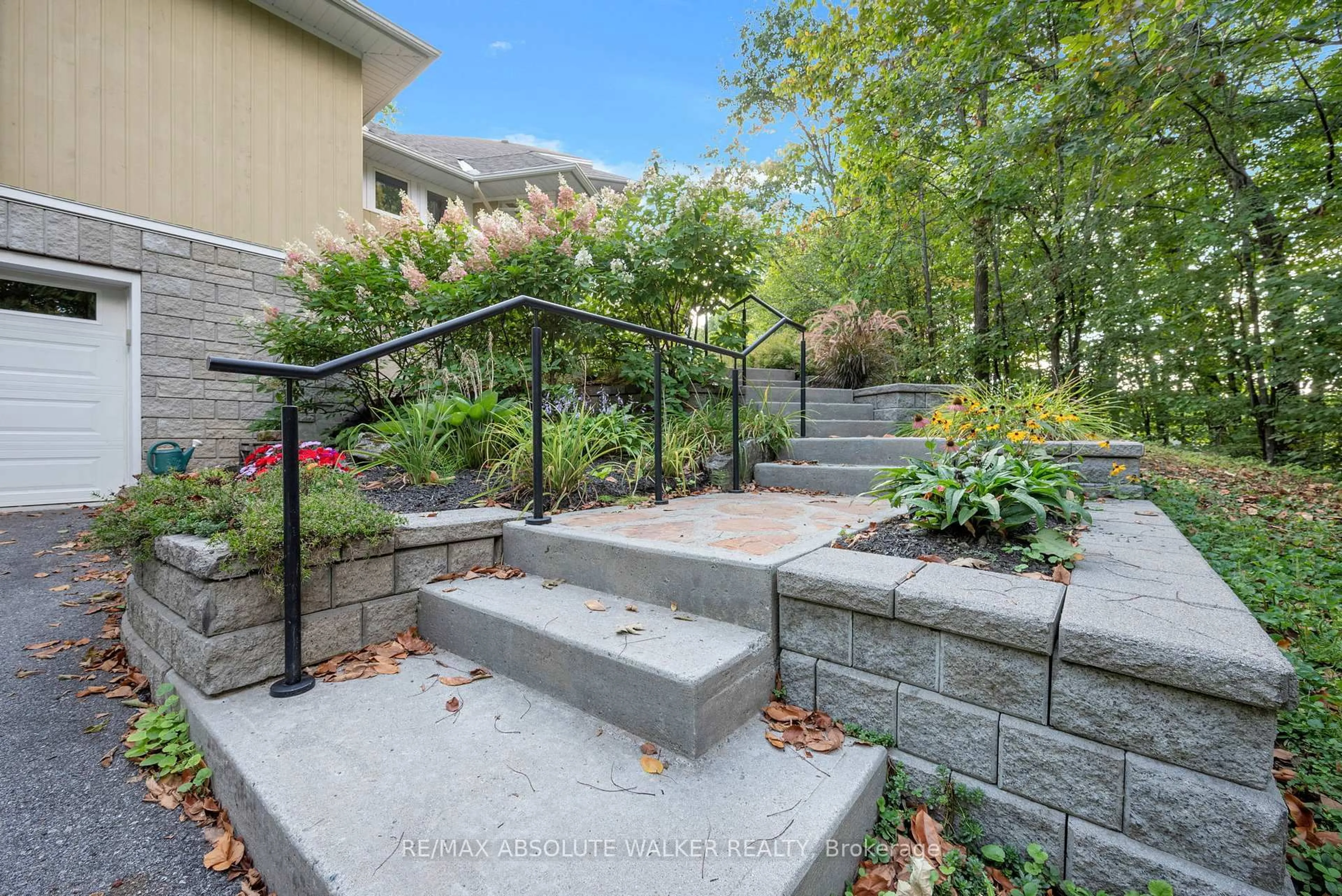 Patio, street for 104 Margaret Anne Dr, Carp Ontario K0A 1L0