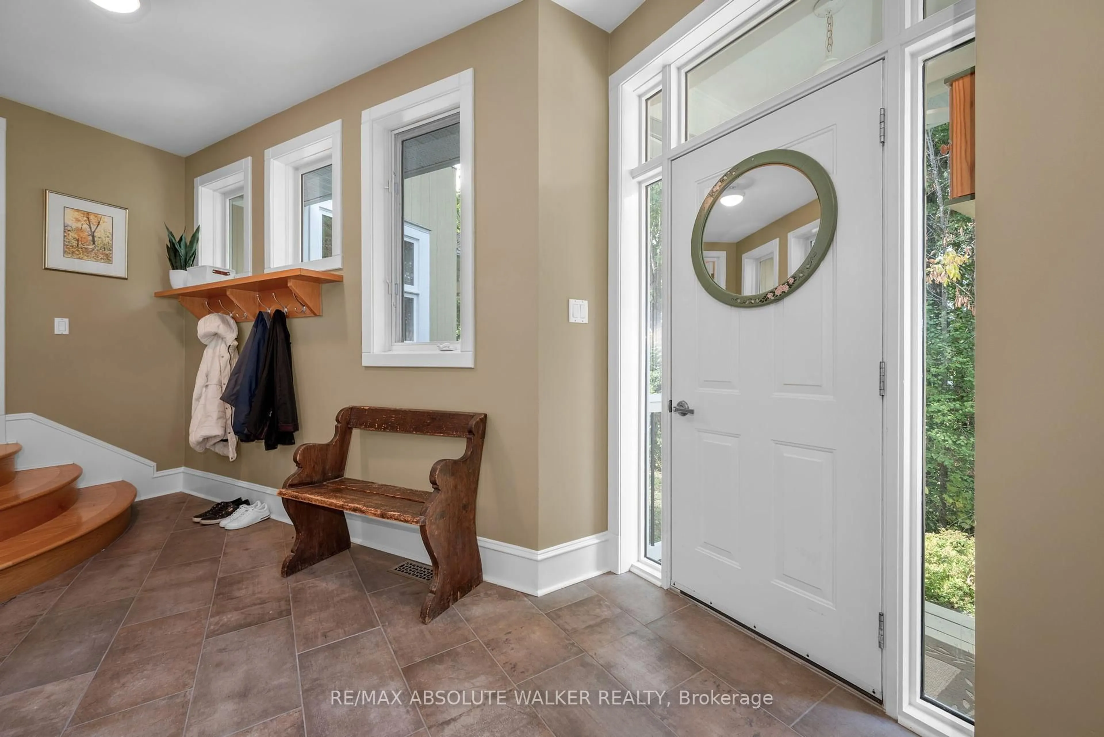 Indoor entryway for 104 Margaret Anne Dr, Carp Ontario K0A 1L0