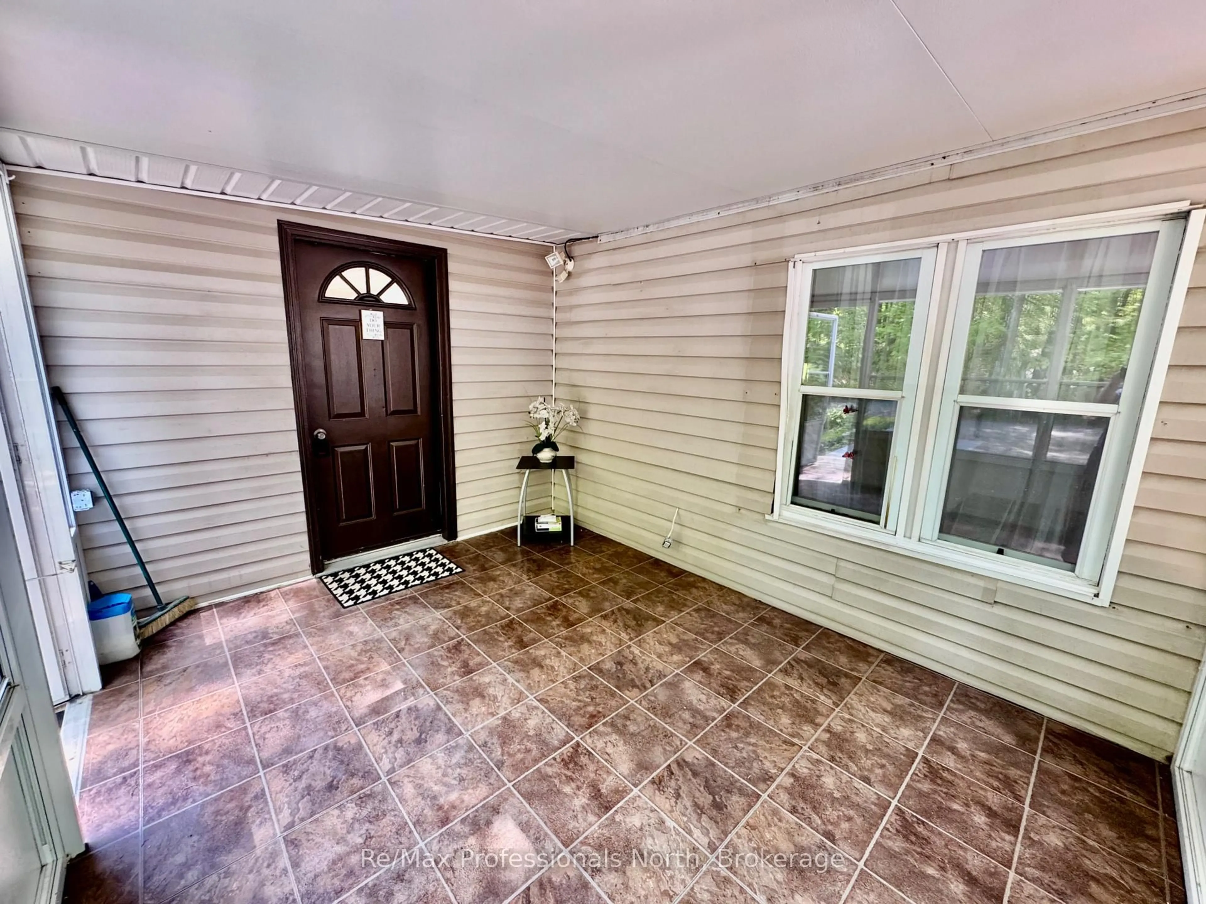 Indoor entryway for 1007 Racoon Rd #86, Gravenhurst Ontario P1P 1R1